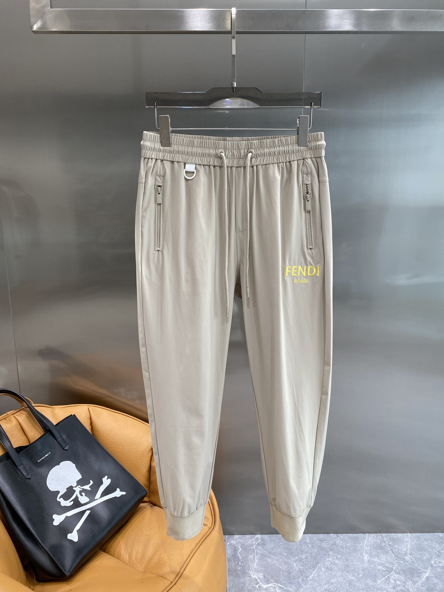 Luxury Leisure: Fendi’s New Queen Home Pants with Stylish Details and Comfort. - 图片 2