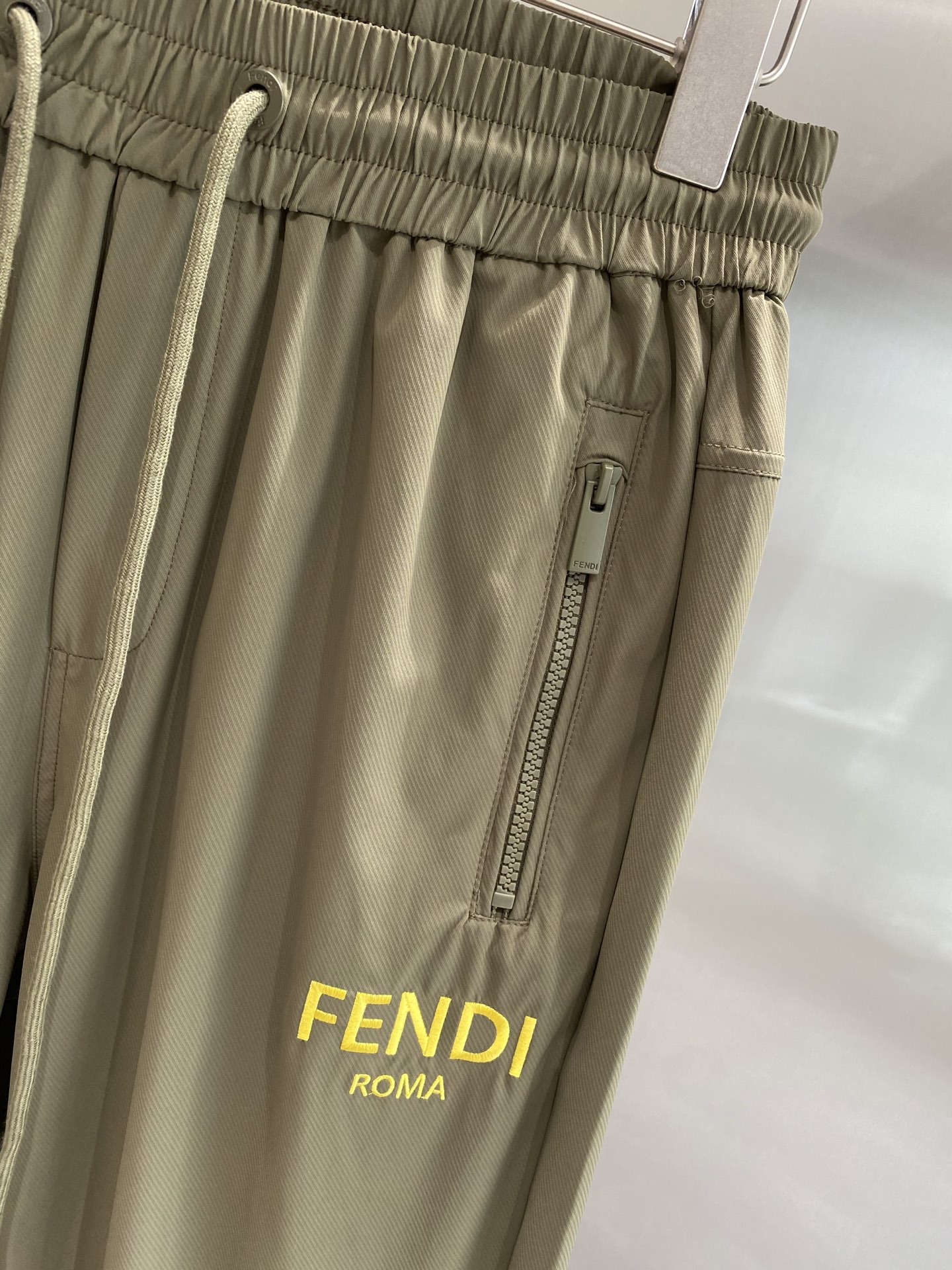 Luxury Leisure: Fendi’s New Queen’s Home Pants with Practical Elegance - 图片 4