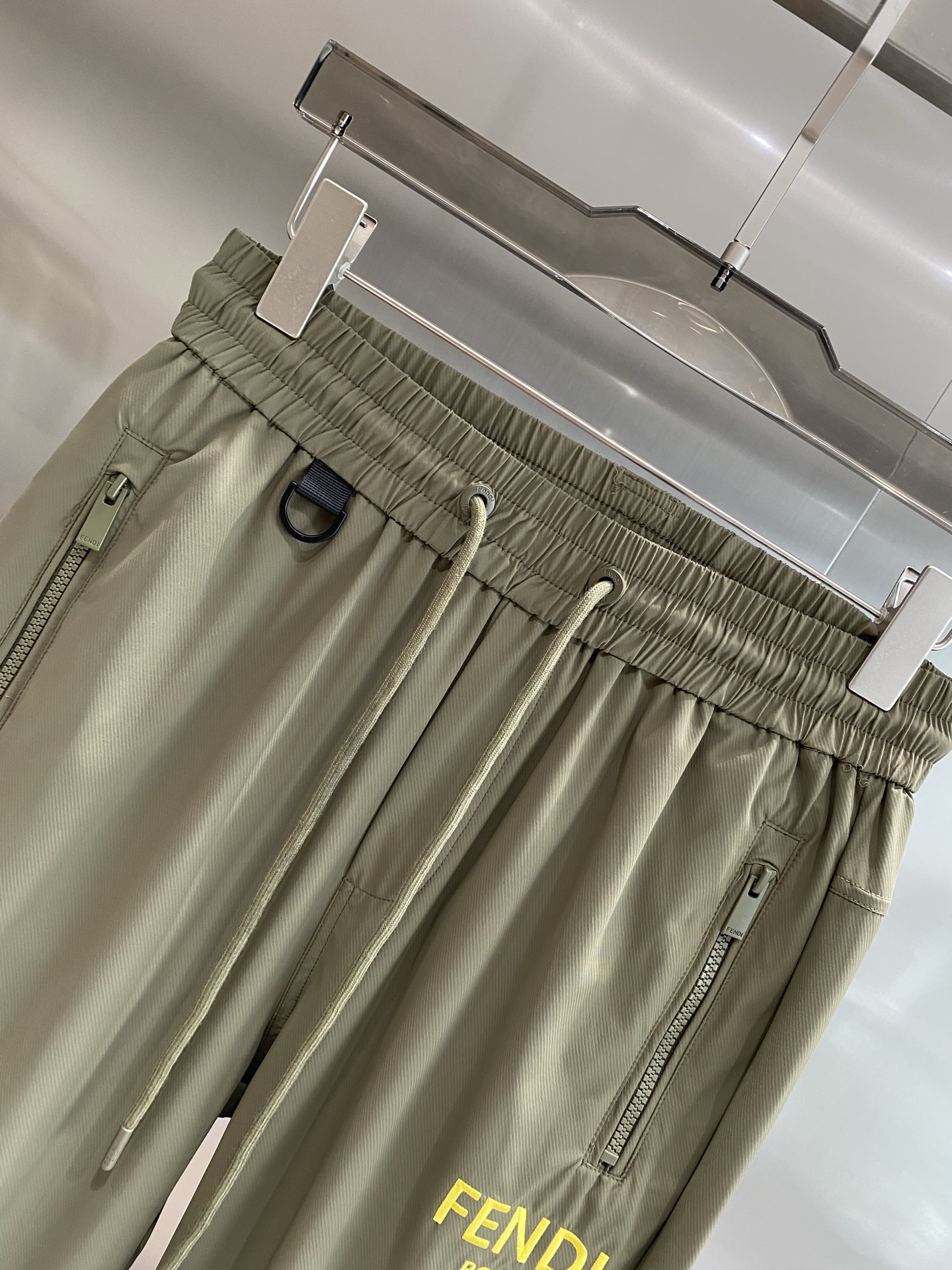 Luxury Leisure: Fendi’s New Queen’s Home Pants with Practical Elegance - 图片 3