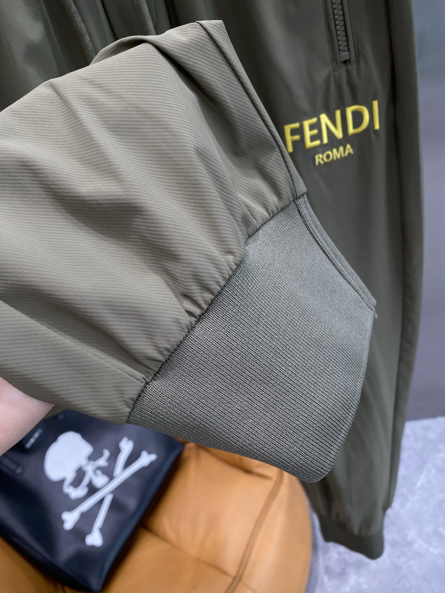Luxury Leisure: Fendi’s New Queen’s Home Pants with Practical Elegance - 图片 7