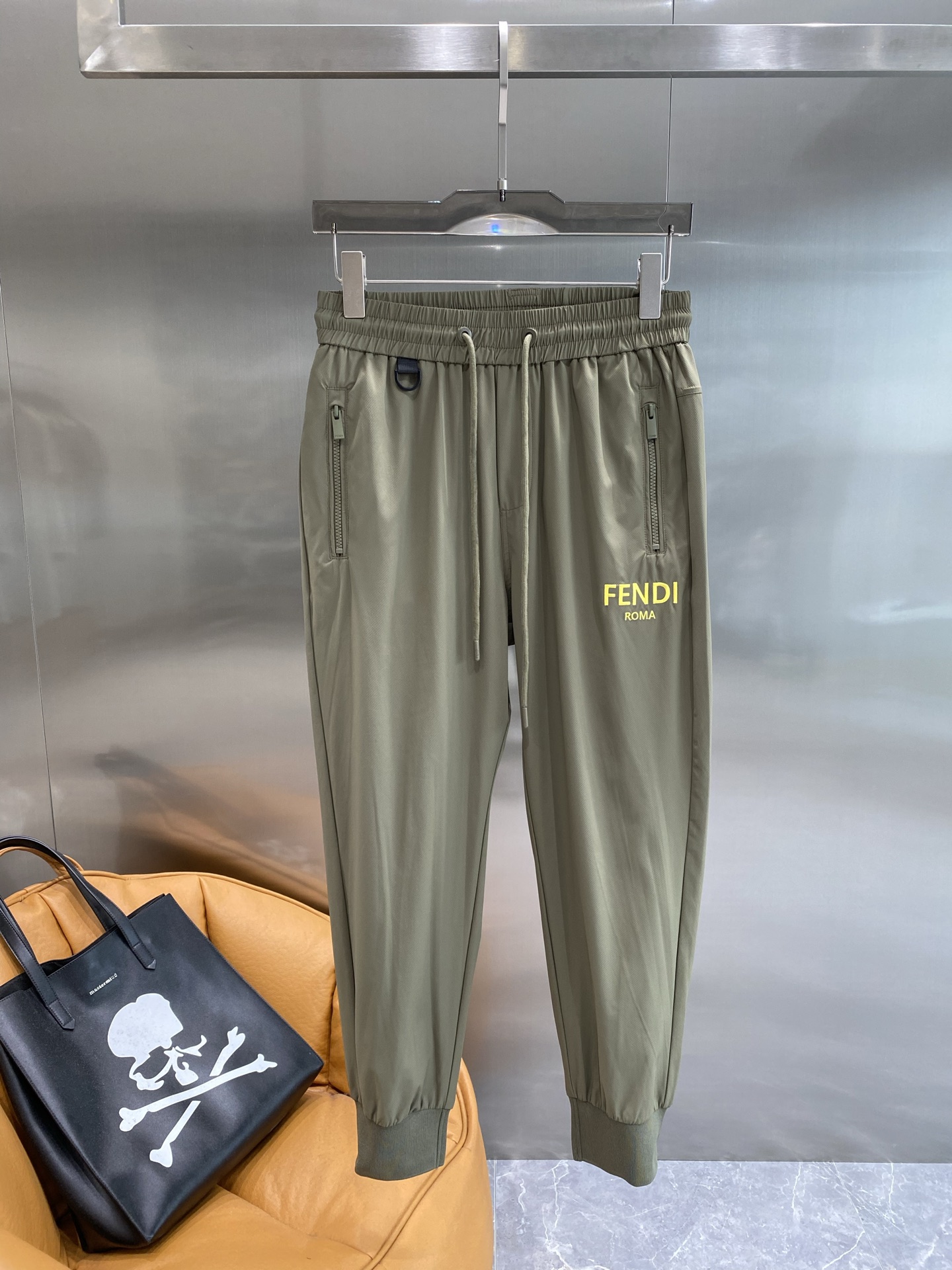 Luxury Leisure: Fendi’s New Queen’s Home Pants with Practical Elegance - 图片 2