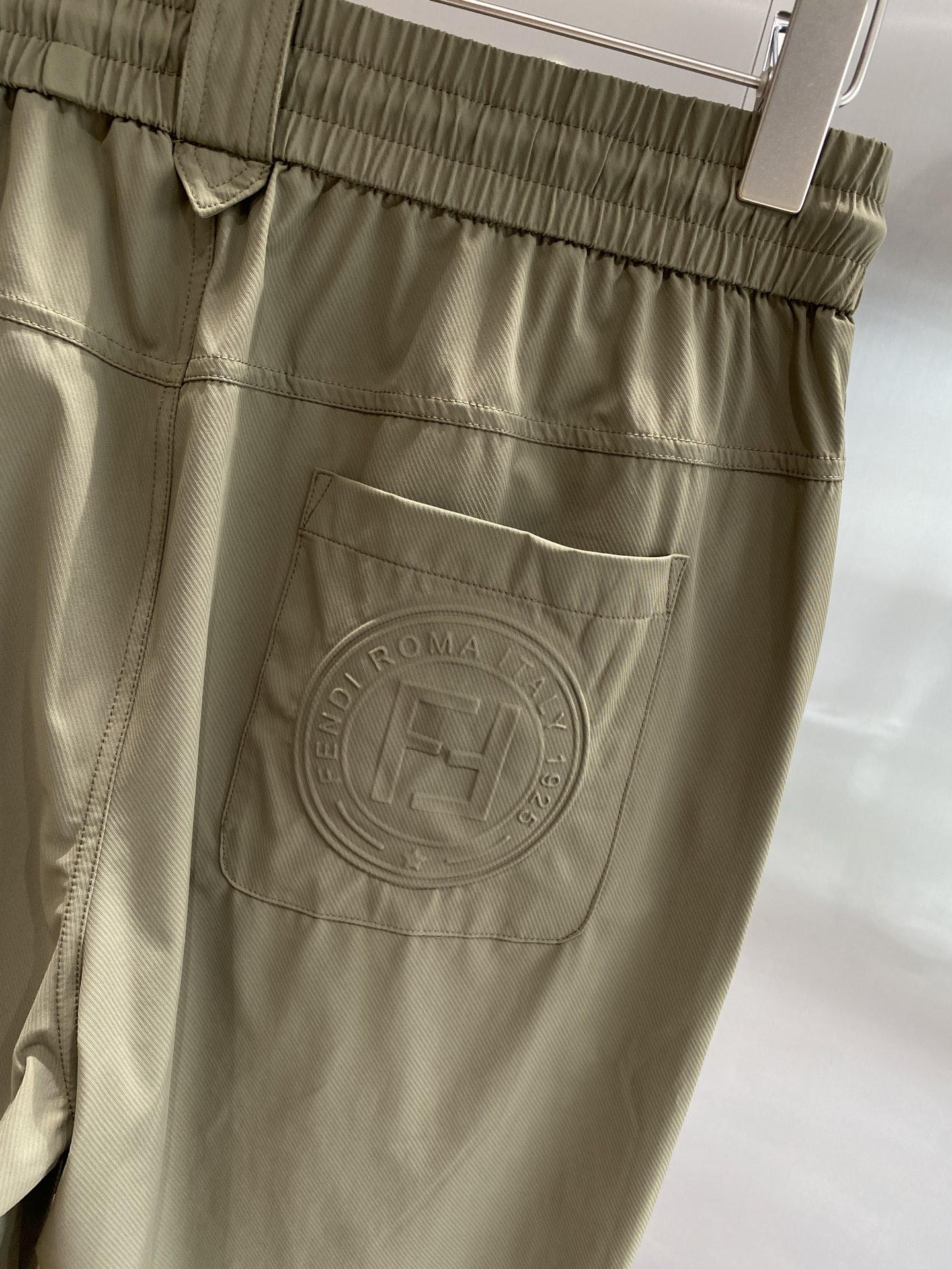 Luxury Leisure: Fendi’s New Queen’s Home Pants with Practical Elegance - 图片 9