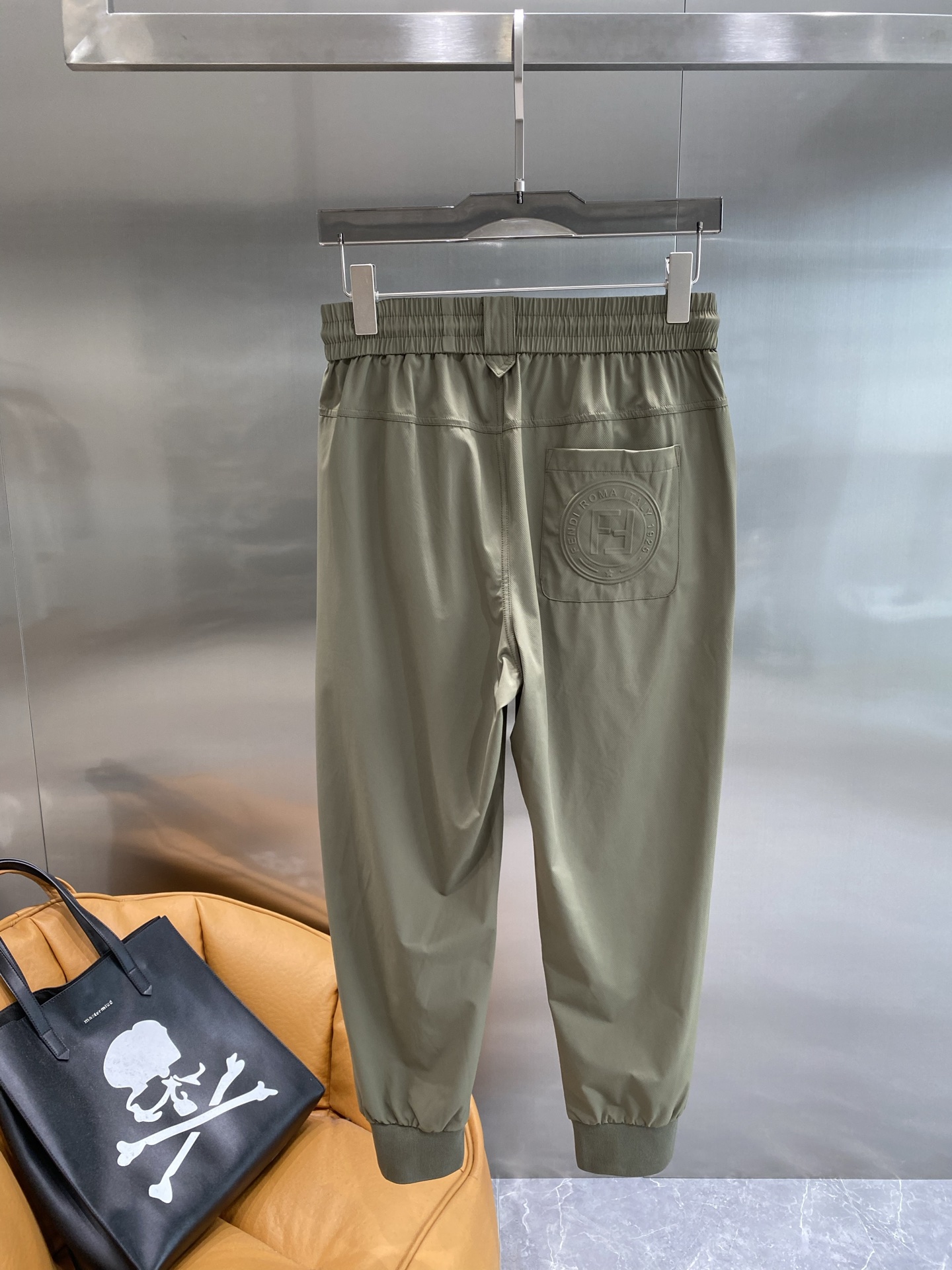 Luxury Leisure: Fendi’s New Queen’s Home Pants with Practical Elegance - 图片 8