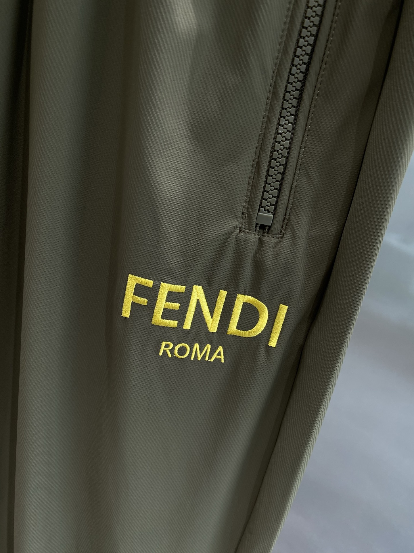 Luxury Leisure: Fendi’s New Queen’s Home Pants with Practical Elegance - 图片 5