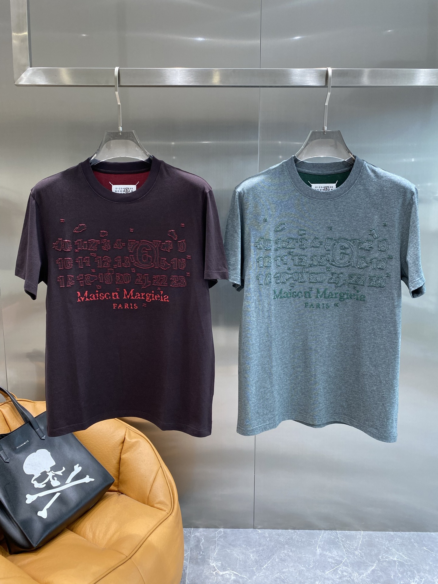 NO:136598,Maison Margiela is a pioneering fashion with unique cut flowers!  The unique cut flower design is very eye-catching. The combination of numbers and words is full of artistic and design sense. The words 