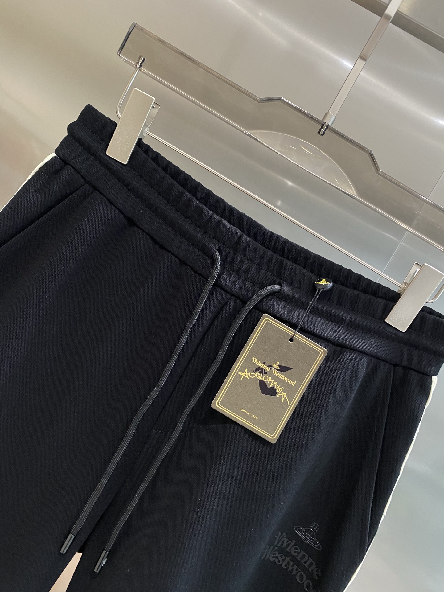 “Western Queen’s Fashionable and Comfortable Shorts in New York” - 图片 3