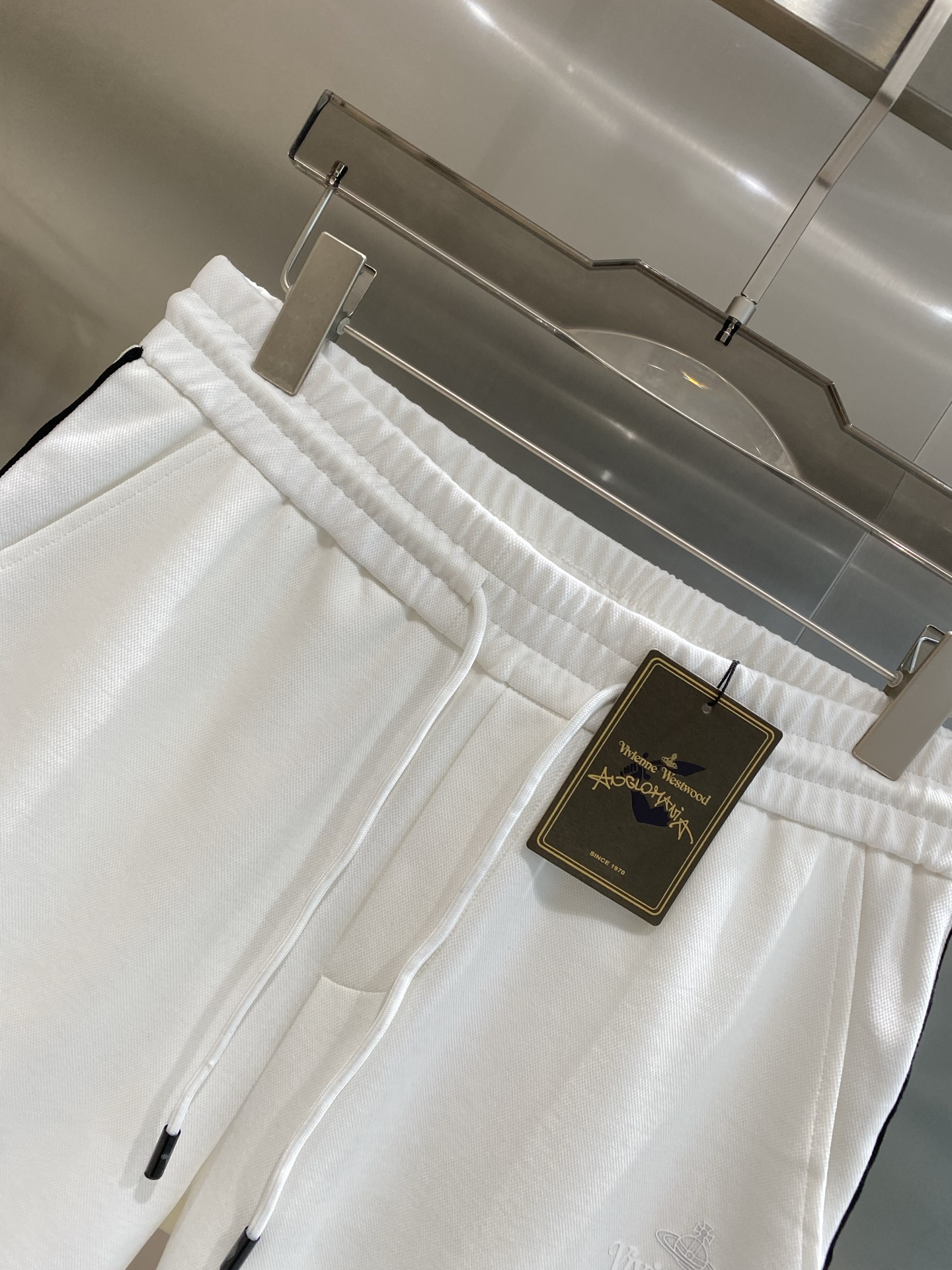 “New York Queen’s Stylish Western Shorts with Clean Design and Comfortable Fit” - 图片 3