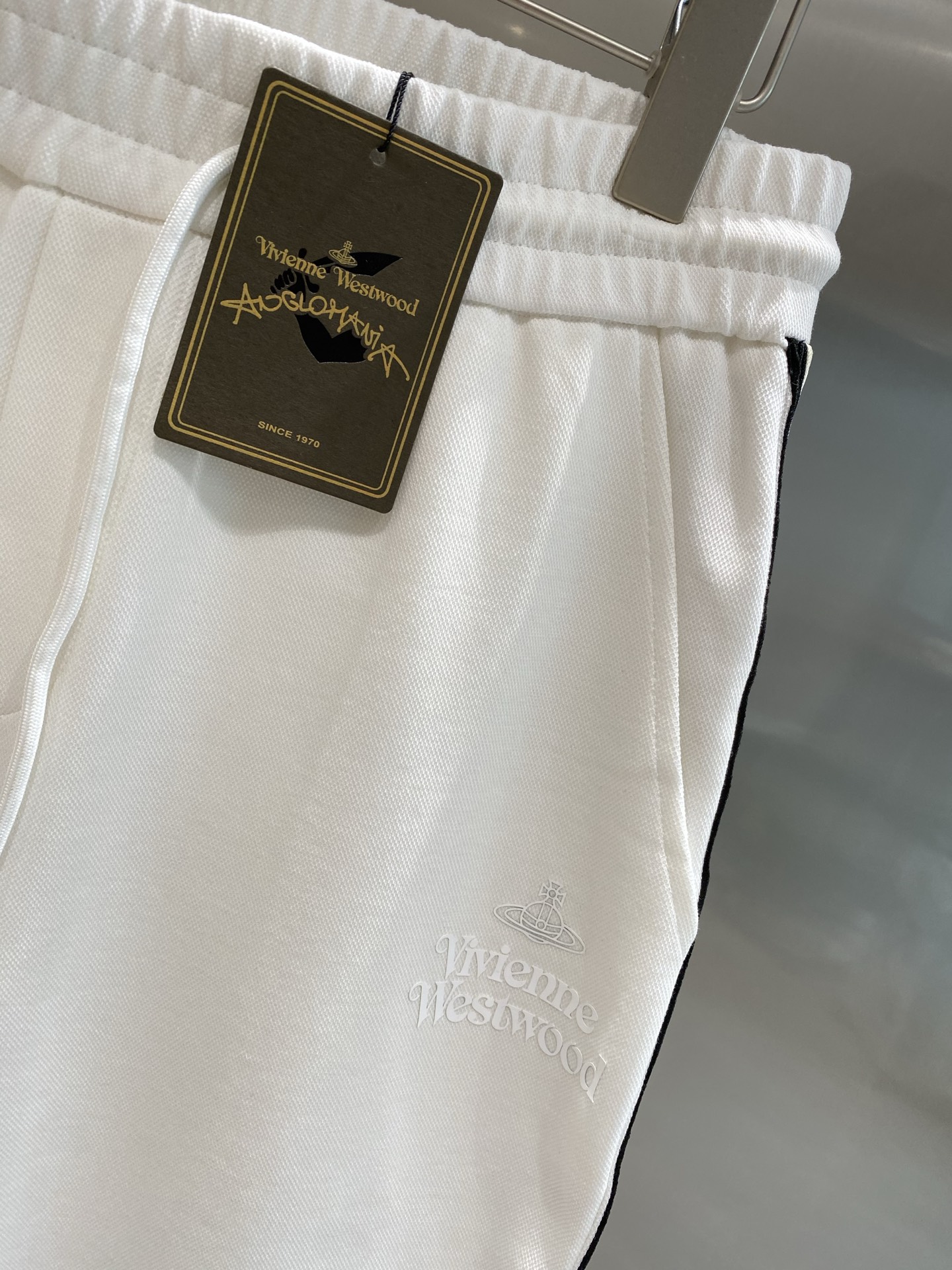“New York Queen’s Stylish Western Shorts with Clean Design and Comfortable Fit” - 图片 4