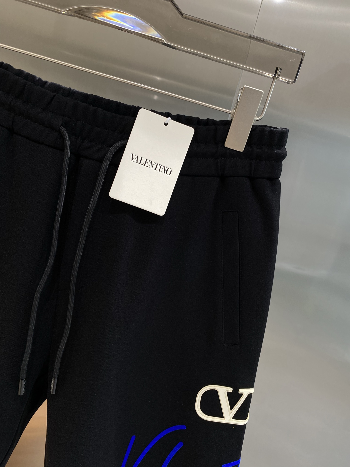 Fashionable Valentino Black “V” Label Pink T-shirt, Soft and Comfortable Fabric, Various Sizes Available. - 图片 4