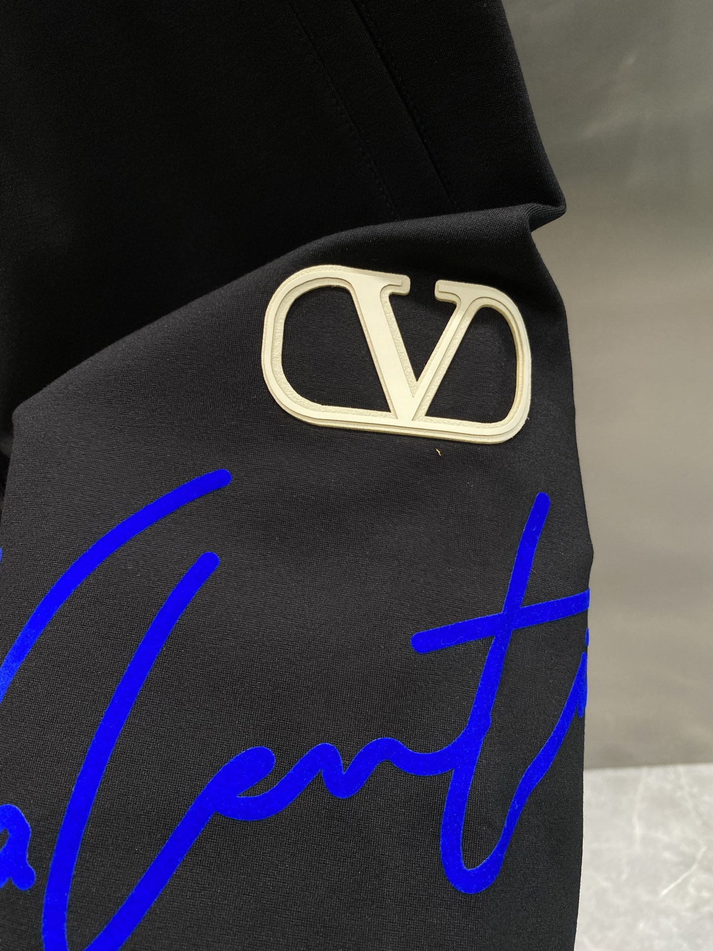 Fashionable Valentino Black “V” Label Pink T-shirt, Soft and Comfortable Fabric, Various Sizes Available. - 图片 7
