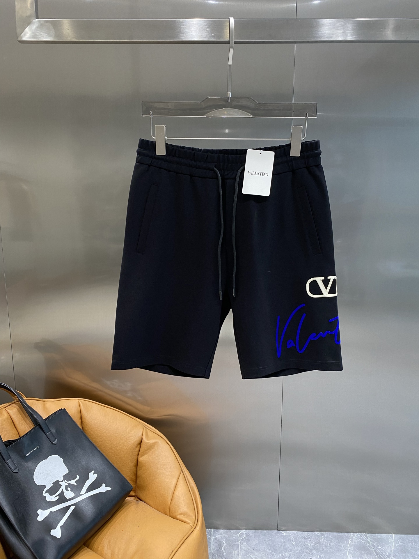 Fashionable Valentino Black “V” Label Pink T-shirt, Soft and Comfortable Fabric, Various Sizes Available. - 图片 2