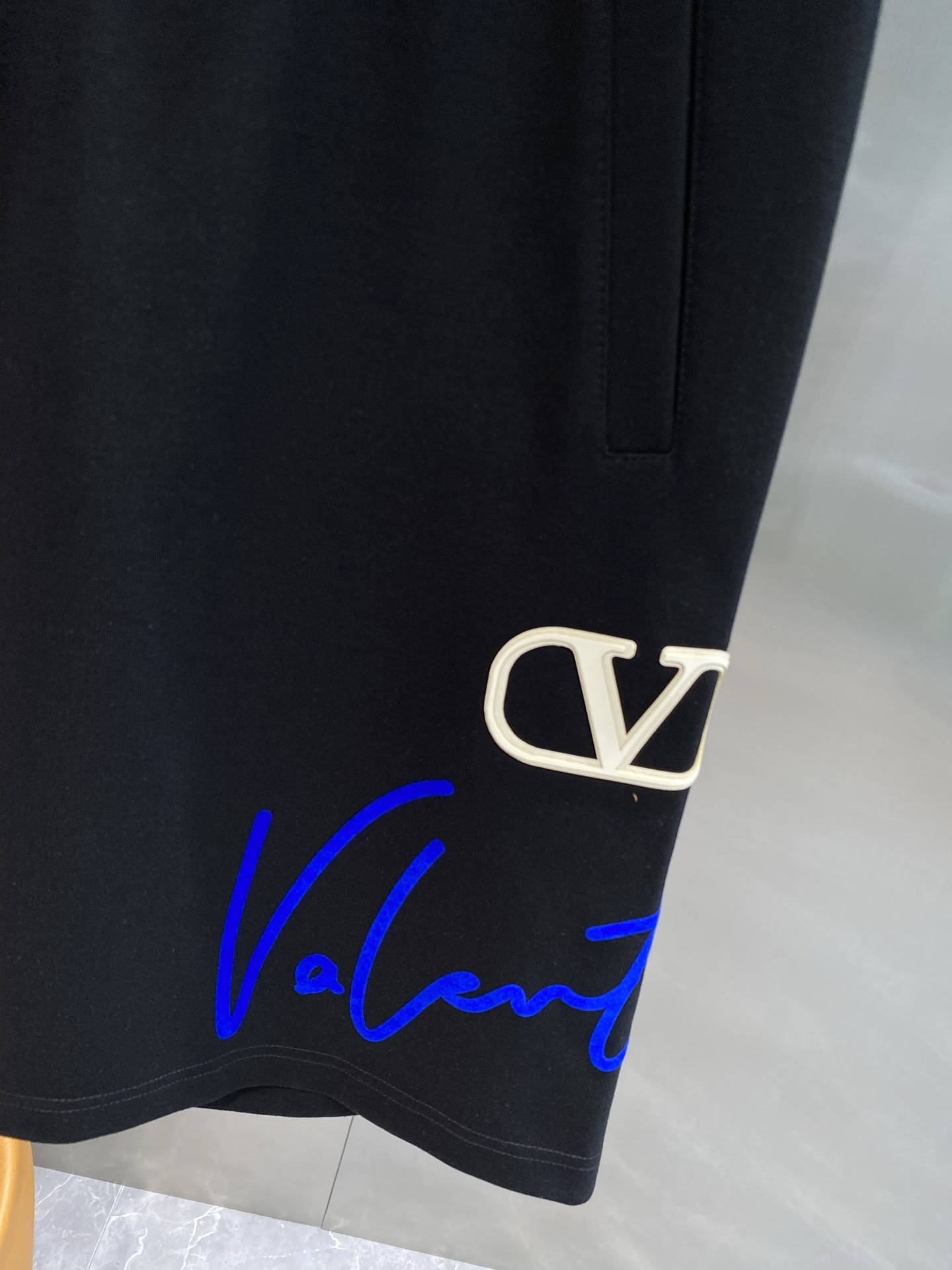 Fashionable Valentino Black “V” Label Pink T-shirt, Soft and Comfortable Fabric, Various Sizes Available. - 图片 6