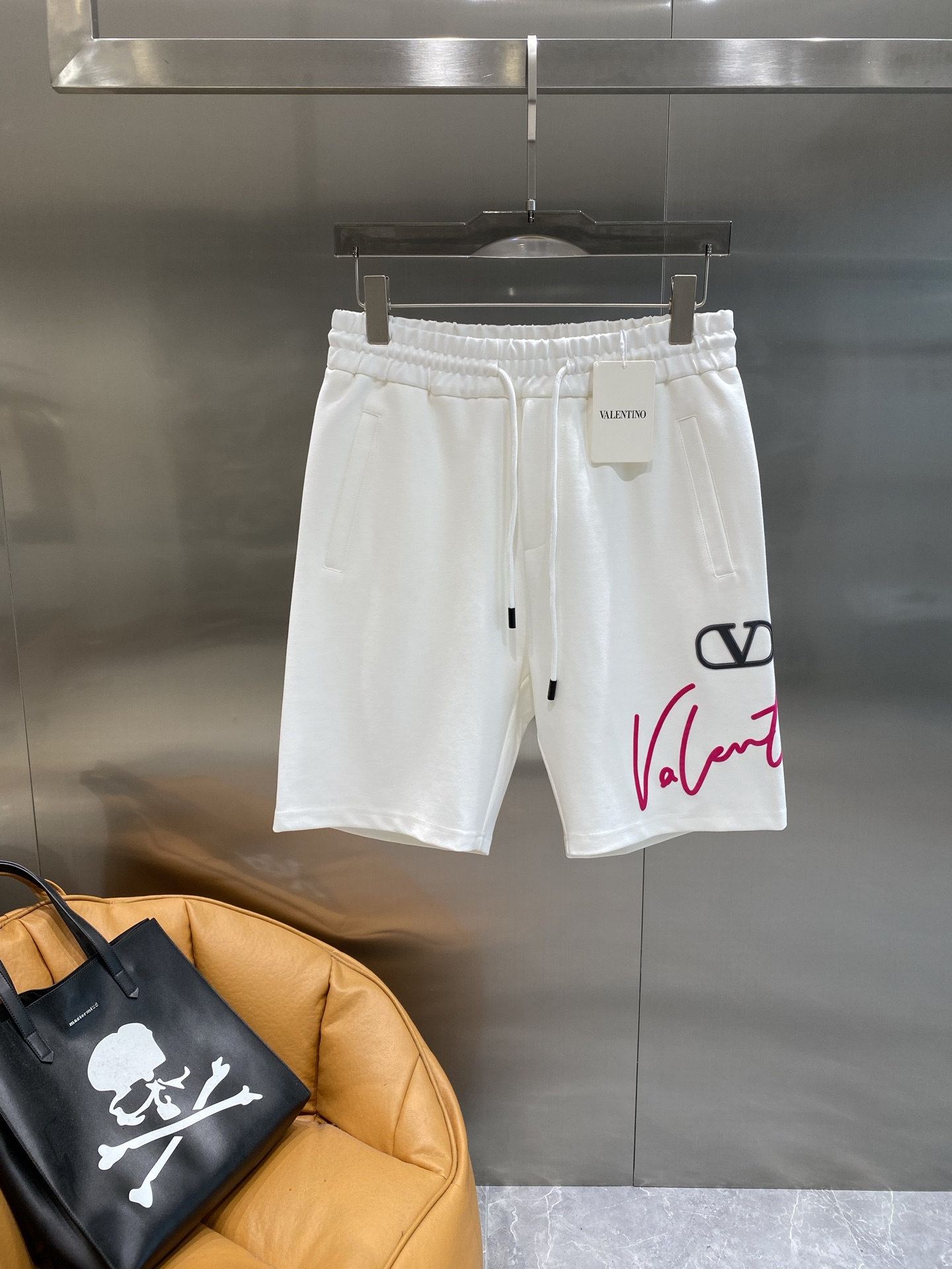 Valentino’s Classic Black “V” Label Fashionable Walloons in Pink with Soft Fabric. - 图片 2