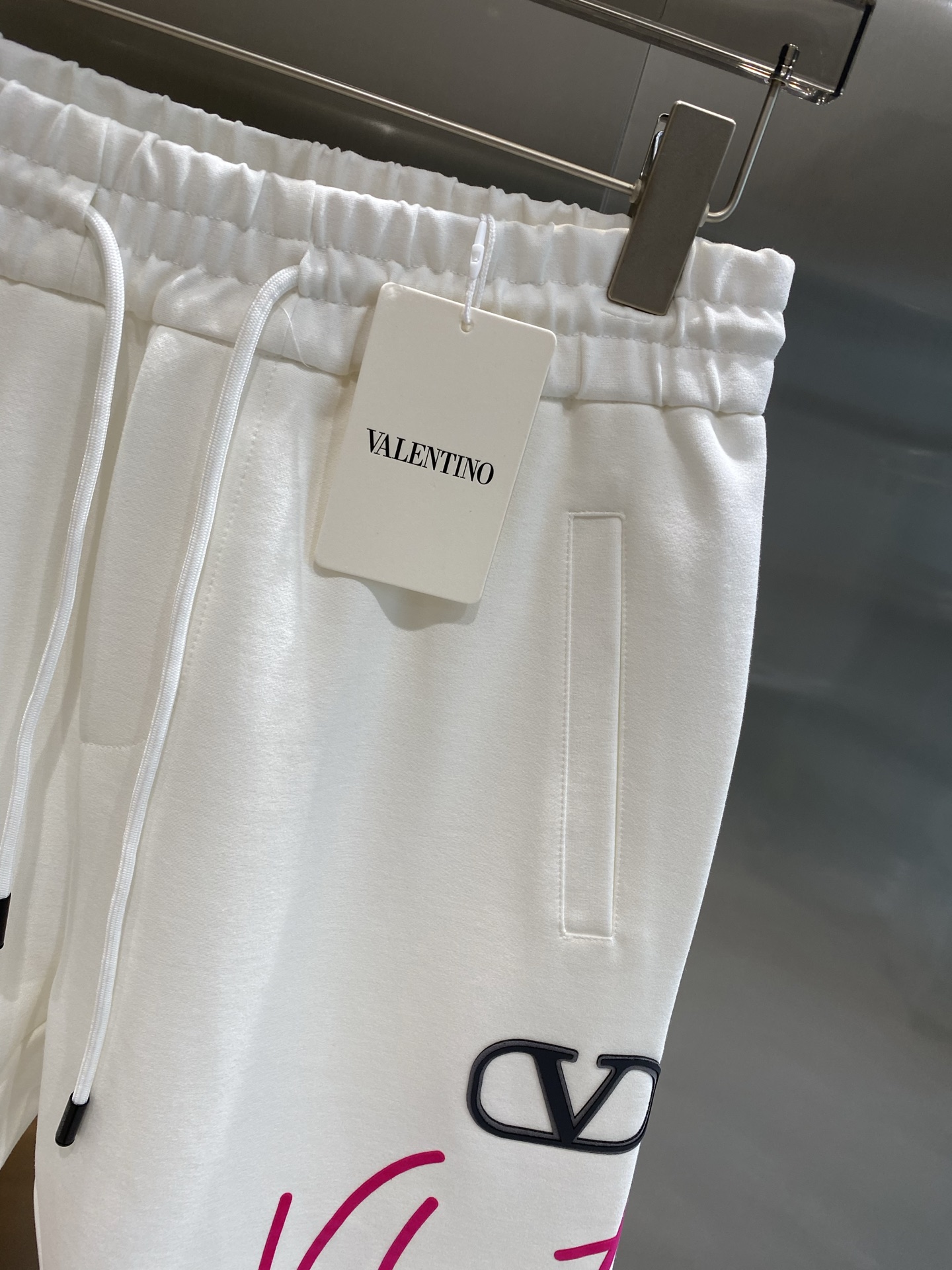 Valentino’s Classic Black “V” Label Fashionable Walloons in Pink with Soft Fabric. - 图片 5