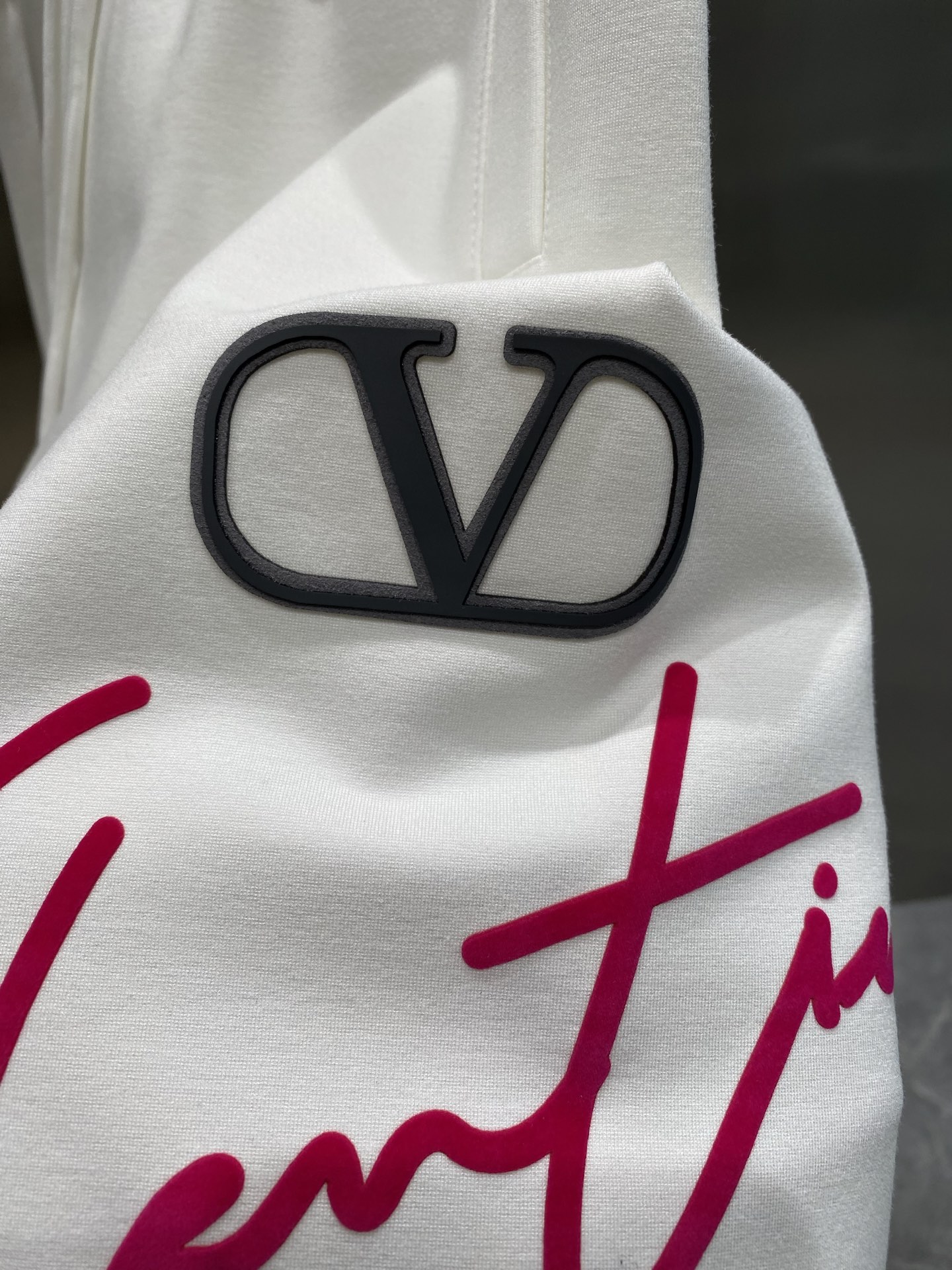 Valentino’s Classic Black “V” Label Fashionable Walloons in Pink with Soft Fabric. - 图片 7