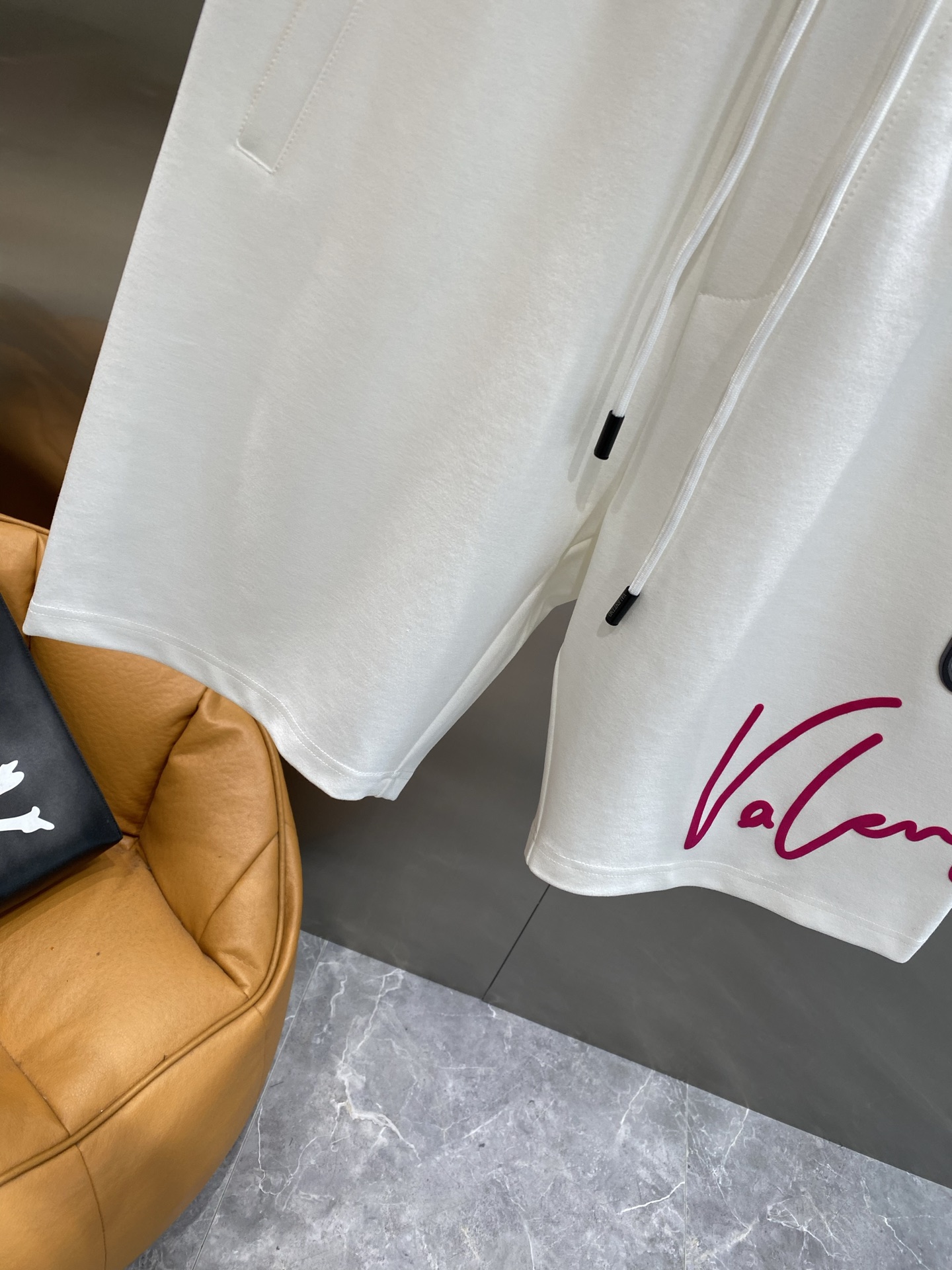 Valentino’s Classic Black “V” Label Fashionable Walloons in Pink with Soft Fabric. - 图片 8