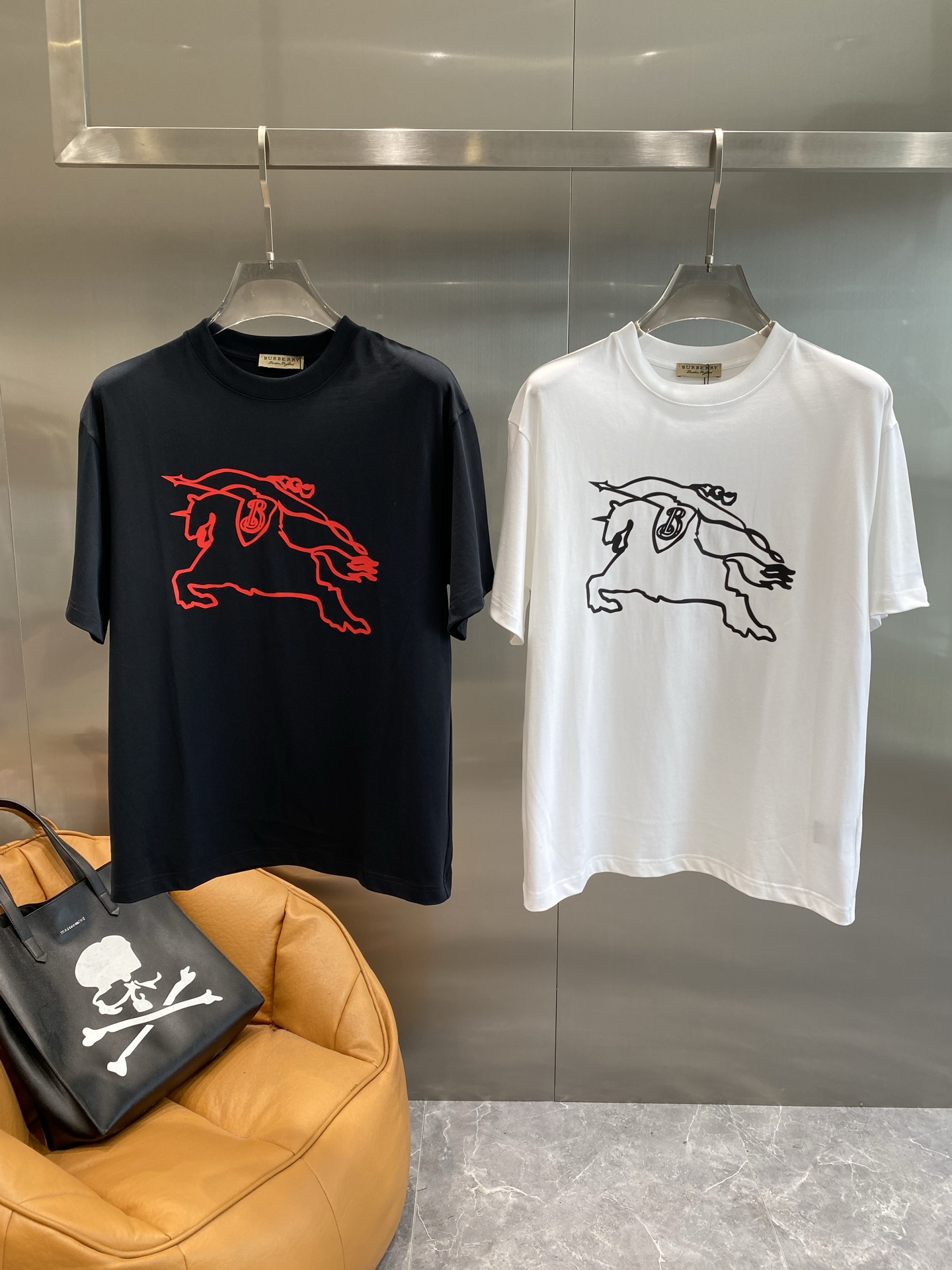 NO:439530,'Ba Jia' Burberry short-sleeved background color is calm and atmospheric, and the red pattern on the front is eye-catching and unique, giving people a strong visual impact. It is comfortable to wear. S-XXL the next day, burberry, burberry, T-shirt, alexander wang19860909《巴家》 巴宝莉短袖 底色沉稳又大气,正面红色的图案醒目又独特,给人一种强烈的视觉冲击 .穿着舒适自在,S-XXL隔天,,burberry,burberry,T-shirt,alexander wang,Men's clothing