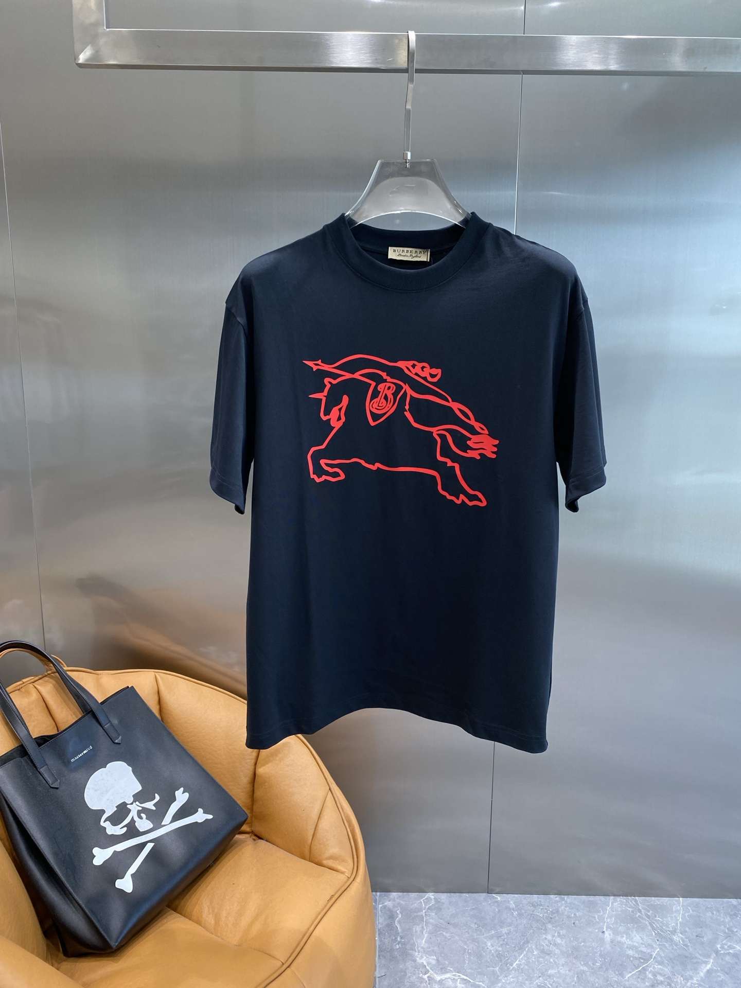 NO:442339,'Ba Jia' Burberry short-sleeved background color is calm and atmospheric, and the red pattern on the front is eye-catching and unique, giving people a strong visual impact. It is comfortable to wear. S-XXL the next day, burberry, burberry, T-shirt, alexander wang19860909《巴家》 巴宝莉短袖 底色沉稳又大气,正面红色的图案醒目又独特,给人一种强烈的视觉冲击 .穿着舒适自在,S-XXL隔天,,burberry,burberry,T-shirt,alexander wang,Men's clothing