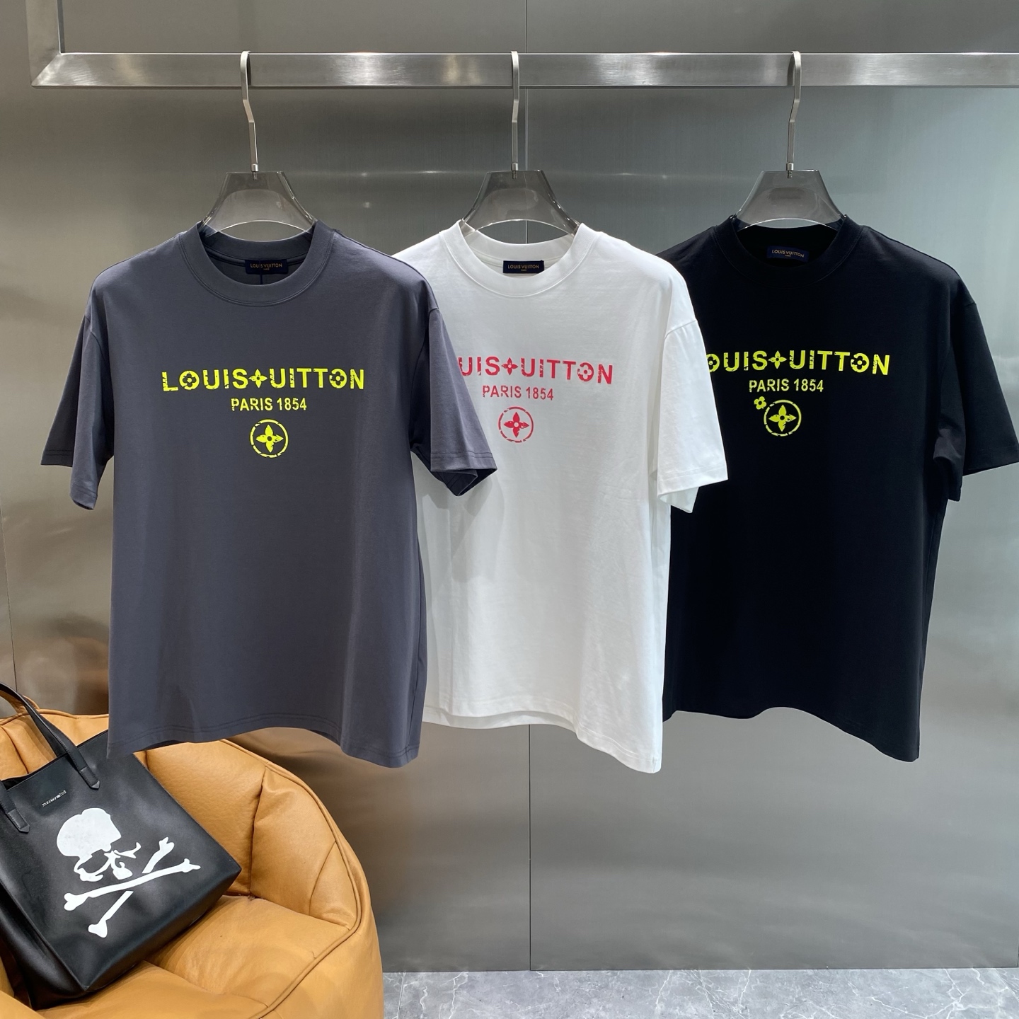 NO:432913,'Donkey' LVT shirt is super explosive, classic and versatile, with bright fluorescent yellow 'LOUIS VUITTON' on it, as well as 'PARIS 1854' and iconic patterns, full of fashion sense. Loose version S-XXXL the next day, louis vuitton, louis vuitton, louis vuitton, louis vuitton, louis vuitton, tees, t-shirt, alexander wang19860909《驴家》 LVT恤超炸街 经典超百搭,上面亮眼的荧光黄“LOUIS VUITTON”字样,还有“PARIS 1854”和标志性图案,时尚感爆棚 .宽松版S-XXXL隔天,,louis vuitton,louis vuitton,louis vuitton,louis vuitton,tees，t-shirt,alexander wang,Men's clothing