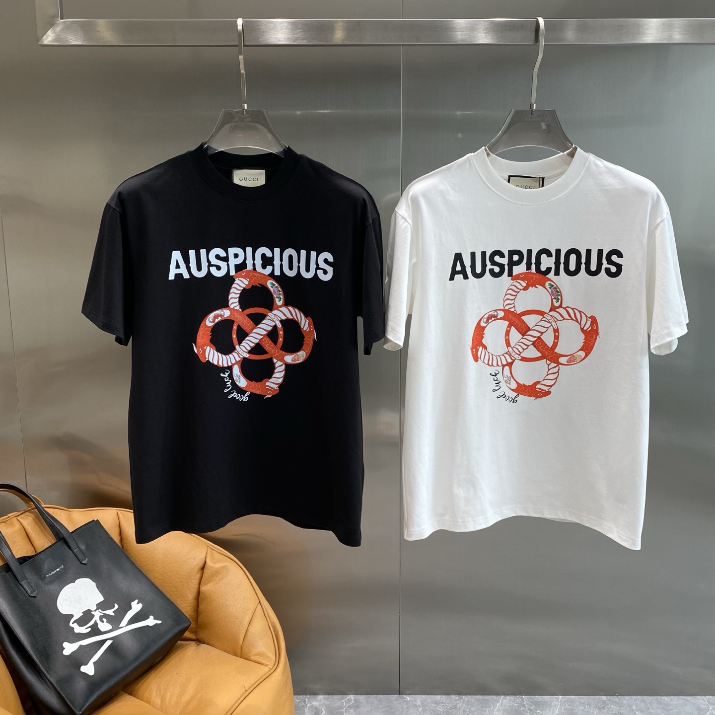 NO:445182,'AuspicioUS' GUCCI T-shirt is classic and versatile, with the red snake pattern on it vivid, the color contrast is strong, and it is super eye-catching. The white words 'AUSPICIOUS' add a unique sense of fashion. The next day, gucci, gucci, tees, t-shirt, alexander wang19860909《古家》 GUCCI T恤 经典又百搭,上面的红色蛇形图案栩栩如生,色彩对比强烈,超吸睛 .白色的“AUSPICIOUS”字样,增添了独特的时尚感.宽松S-XXXL隔天,,gucci,gucci,tees，t-shirt,alexander wang,Men's clothing