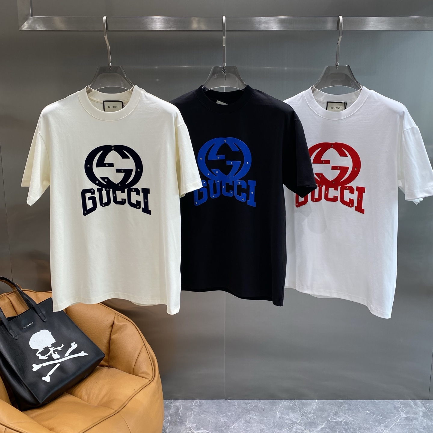 NO:432916,'Gujia' GUCCI short-sleeved G logo and the words 'GUCCI' are presented in black, embellished with rivet elements, and are unique and fashionable. The loose style S-XXXL the next day, gucci, gucci, T-shirt, alexander wang19860909《古家》 GUCCI短袖 简约大方.经典的双G logo和“GUCCI”字样,以黑色呈现,点缀着铆钉元素,个性又时尚 .宽松版型S-XXXL隔天,,gucci,gucci,T-shirt,alexander wang,Men's clothing