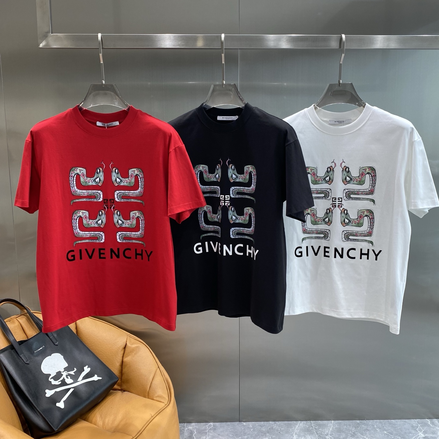 NO:439525,'Given Family' Given Chi T-shirt is classic black, versatile and slim. The colorful snake-shaped pattern on it is unique and full of personality, instantly breaking the monotony. The brand name is presented in simple white, with a high recognition. The loose style S-3XL the next day, given, tees, t-shirt, alexander wang19860909《纪梵家》 纪梵希T恤 经典黑色,百搭又显瘦.上面色彩斑斓的蛇形图案,独特又充满个性,瞬间打破单调 .品牌名称以简洁的白色呈现,辨识度超高.宽松版型S-3XL隔天,,givenchy,tees，t-shirt,alexander wang,Men's clothing