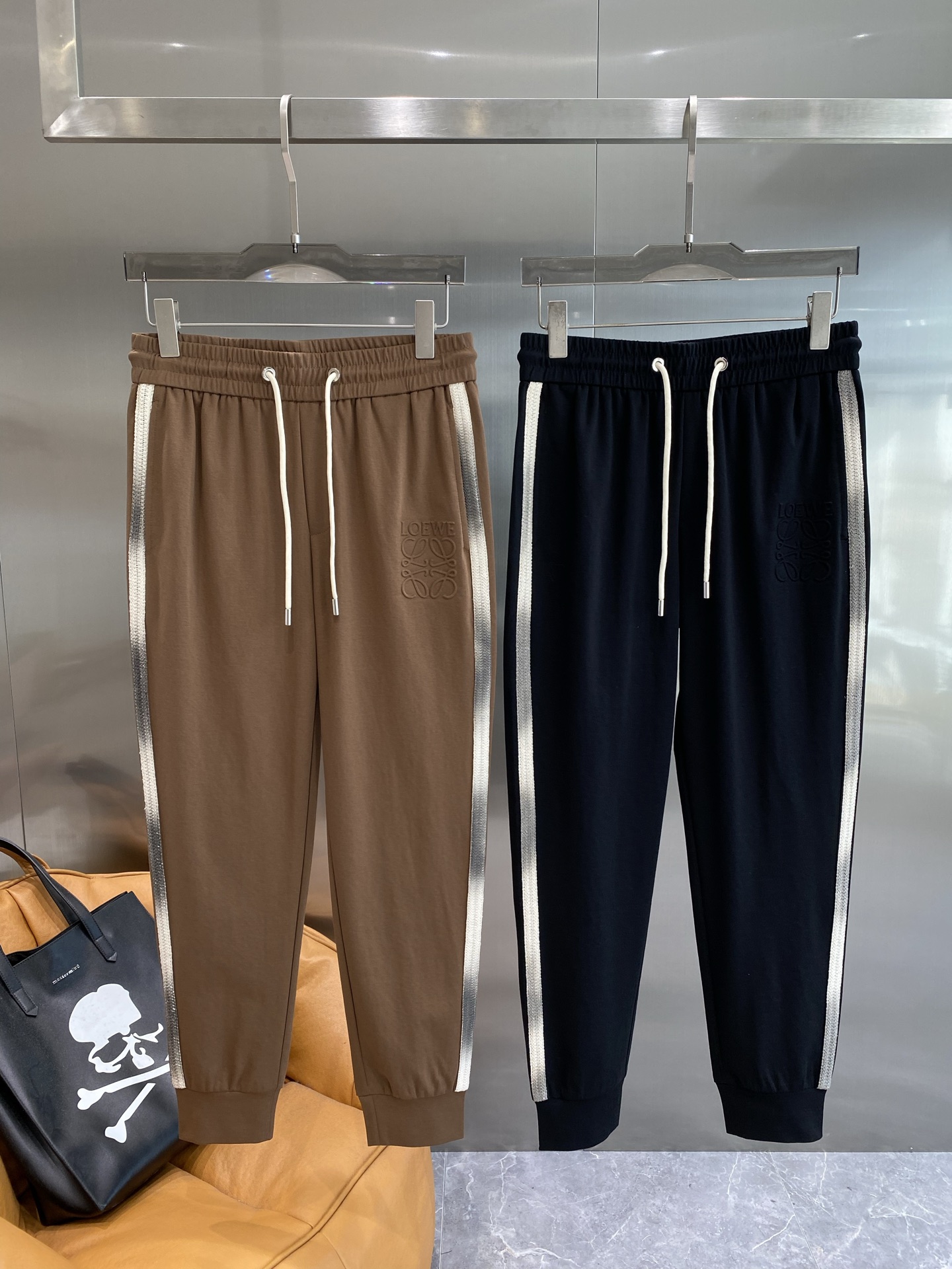 NO:443014,'Luo Family' Luo Yiwei side striped casual pants are classic and versatile. The silver striped design on the side is super eye-catching, instantly breaking the monotony and adding a sense of fashion. The drawstring is elastic and comfortable to wear and can be adjusted freely. M-3XL the next day, loewe, loewe, alexander wang19860909《罗家》 罗意威侧边条纹休闲裤 经典又百搭,侧边的银色条纹设计超亮眼,瞬间打破单调,增添了时尚感 .抽绳松紧腰穿着舒适,能自由调节.M-3XL隔天,,loewe,loewe,alexander wang,Men's clothing