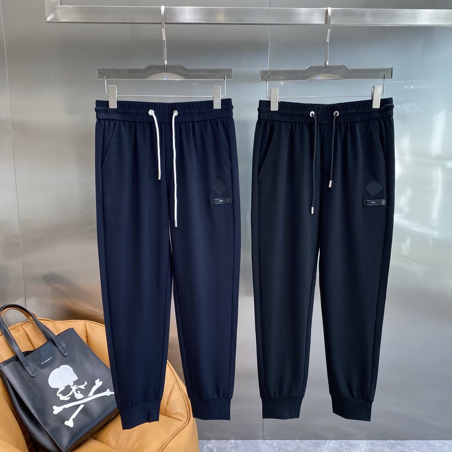 NO:443022,'Fenjia' Fendi casual pants are calm and fashionable. The drawstring design is very considerate, and can adjust the waist according to your preferences. It is super comfortable to wear. The pants are loose and moderate in style, and the style of the tying feet makes the overall look more neat, with a small logo on the side, M-3XL the next day, fendi, fendi, alexander wang19860909《芬家》 芬迪休闲裤 沉稳又不失时尚.抽绳设计很贴心,能根据自己的喜好调节腰围,穿着超舒服 .裤子的版型宽松有度,束脚的款式让整体造型更利落,侧边小小的标识,M-3XL隔天,,fendi,fendi,alexander wang,Men's clothing