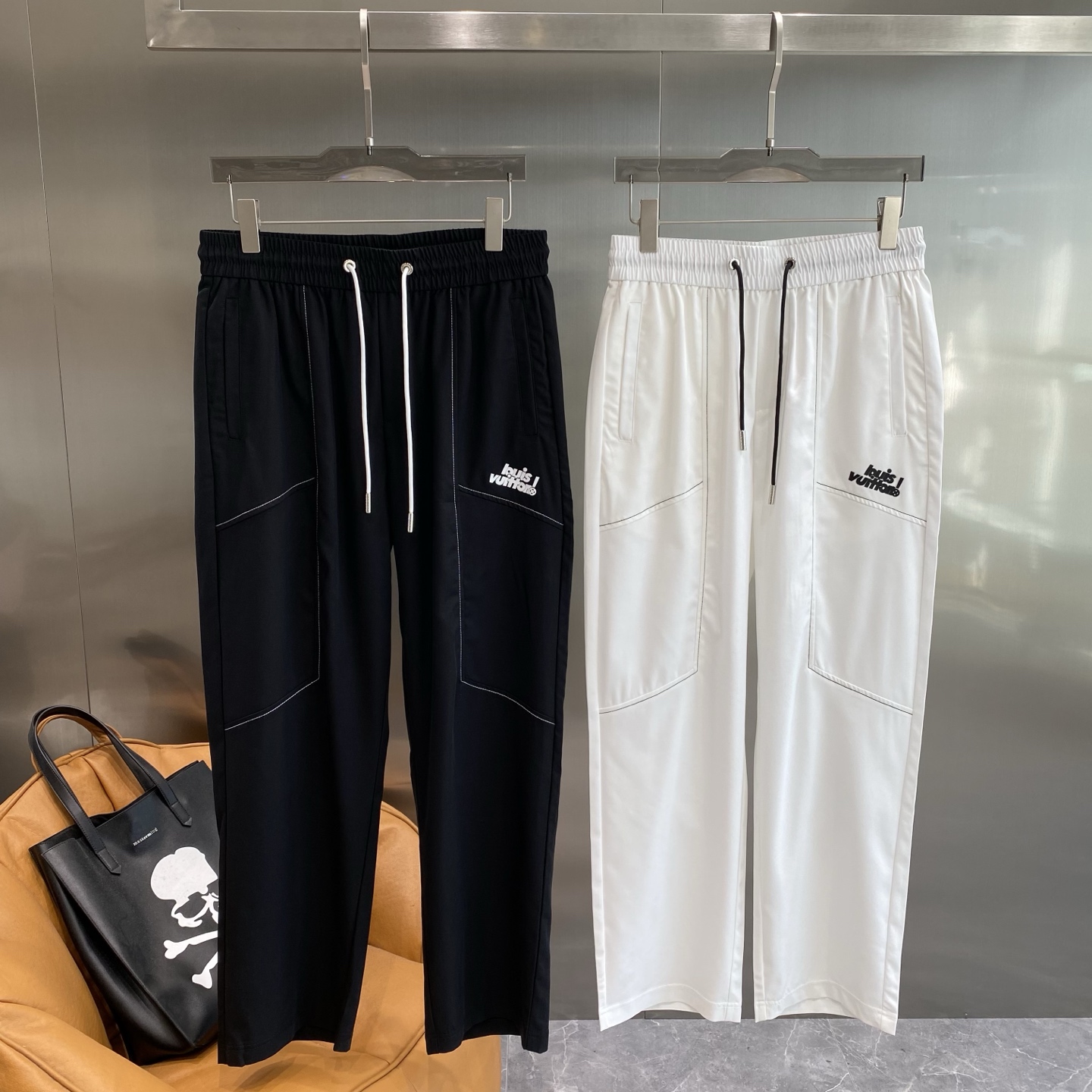 NO:499010,'Donkey Family' LV casual pants are simple and versatile. The white drawstring design adds a touch of detail. The white lines on the pants outline a unique outline and are full of personality. The letter logo on the side is fashionable and trendy. The next day, louis vuitton, louis vuitton, louis vuitton, alexander wang19860909《驴家》 LV休闲裤 简约又百搭.白色抽绳设计,增添了一丝细节感 .裤子上的白色线条装饰,勾勒出独特的轮廓,个性十足.侧边的字母标识,时尚又潮流.M-3XL隔天,,louis vuitton,louis vuitton,louis vuitton,alexander wang,Men's clothing