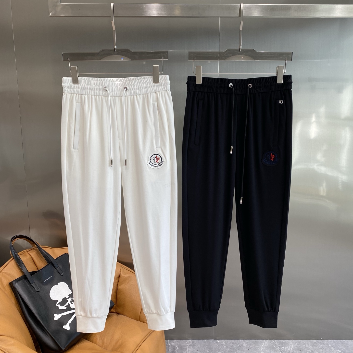 NO:499012,'Mengjia' Mask-mouth casual pants are classic and versatile, and the drawstring design can adjust the waist at will, making it full of comfort. The pants are simple and elegant, with small embroidered patterns on the sides, low-key and exquisite. M-3XL the next day, Moncler, alexander wang19860909《蒙家》 蒙口休闲裤 经典又百搭,抽绳设计可以随意调节腰围,舒适度满分 .裤身简约大方,侧边小小的刺绣图案,低调又精致,M-3XL隔天,,Moncler,alexander wang,Men's clothing