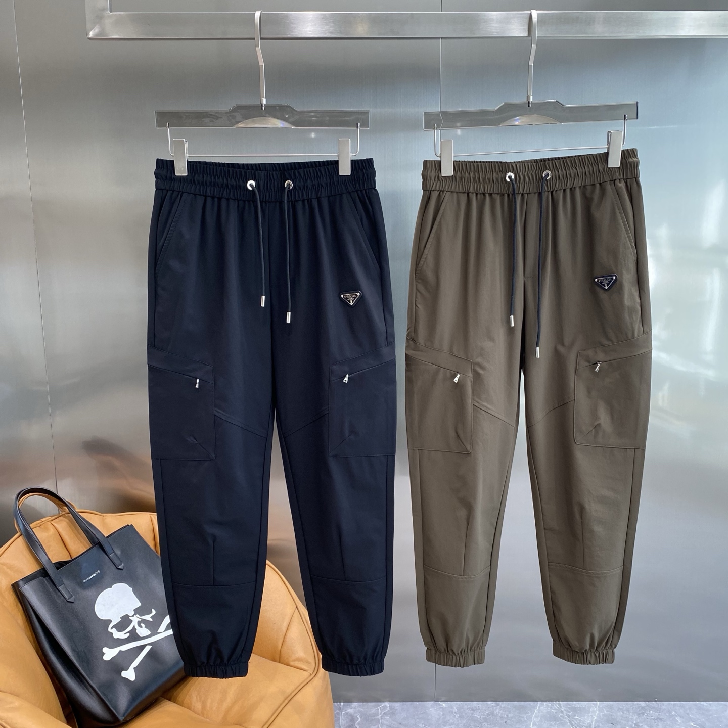 NO:443030,'Pujia' Prada casual pants are always the favorite of fashion, both versatile and slim. The drawstring design can freely adjust the waistline, which is comfortable and fit. There are multiple pockets on the pants, which are practical and add a functional feeling, and the zipper details are exquisite. The iconic triangle mark is low-key and luxurious, showing the brand style. The style is loose and moderate, and the foot binding design is neat and stylish, and it does not pick on the figure. M-3XL the next day, prada, prada, alexander wang19860909《普家》 Prada休闲裤 经典永远是时尚的宠儿,既百搭又显瘦.抽绳设计可以自由调节腰围,穿着舒适又贴合 .裤子上有多个口袋,实用又增添了机能风的感觉,拉链细节精致.标志性的三角标低调又奢华,彰显品牌格调.版型宽松有度,束脚设计利落有型,不挑身材.M-3XL隔天,,prada,prada,alexander wang,Men's clothing