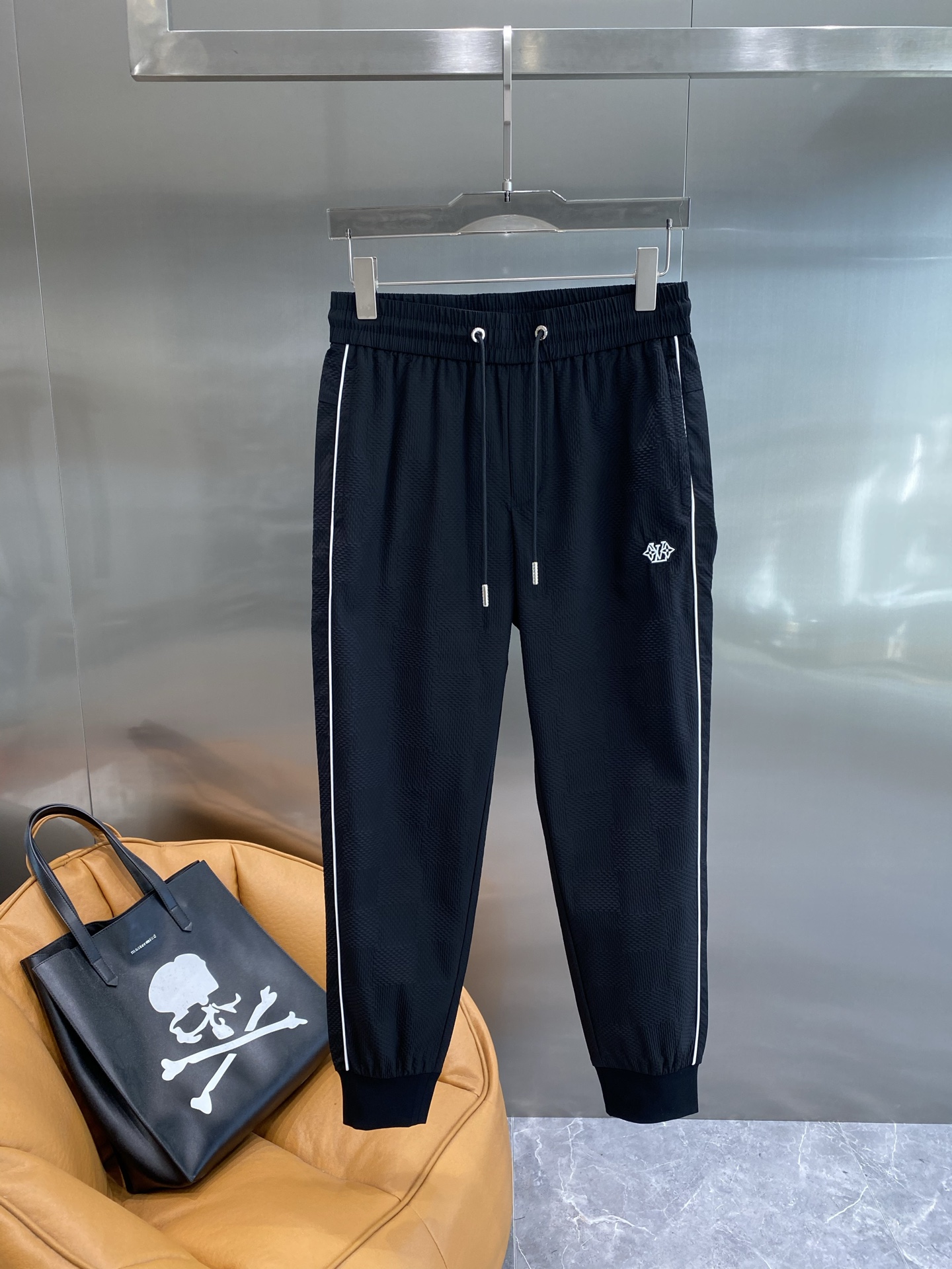 NO:499011,'Donkey' LV casual pants classic style The white line design on the side is simple and fashionable. The drawstring design can easily adjust the waistline, making it comfortable and comfortable to wear. The small logo on the trouser body is exquisite and low-key, showing a unique taste. The fabric is the breathable mesh material, M-3XL the next day, louis vuitton, louis vuitton, louis vuitton, alexander wang19860909《驴家》 LV休闲裤 经典款 侧边的白色线条设计,简约又时尚,抽绳设计能轻松调节腰围,穿着舒适又自在.裤身的小标识精致又低调,彰显独特品味.面料是那种透气的网眼材质,M-3XL隔天,,louis vuitton,louis vuitton,louis vuitton,alexander wang,Men's clothing