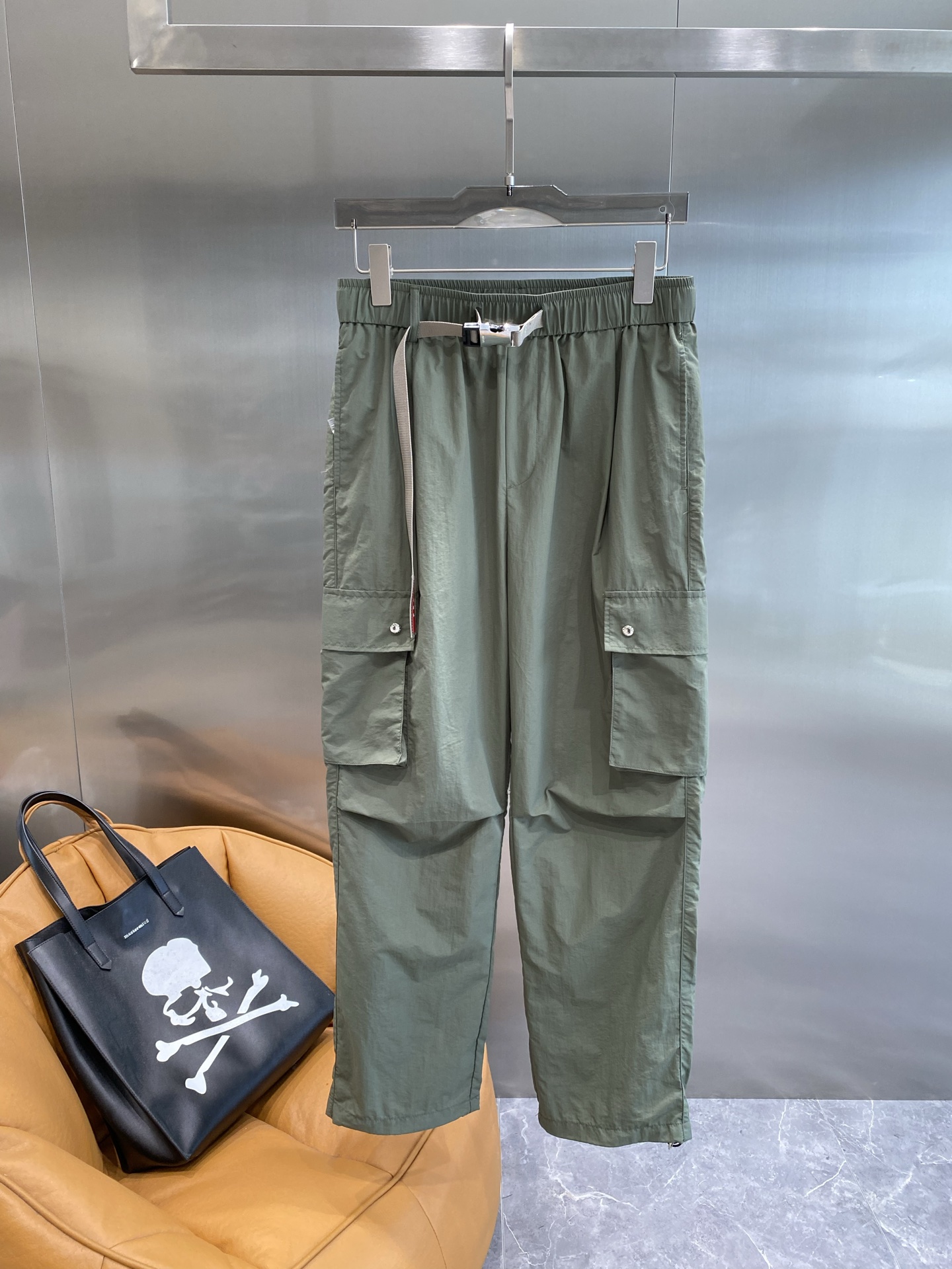 NO:873102,'Pu Jia' Prada overalls are super A. Super cool military green overalls!  This color has a very outdoor feel and is very versatile. The elastic waist is matched with an adjustable belt, which is comfortable and can be adjusted freely. The large pockets on both sides are practical and stylish, and the metal buttons are full of details. The pants have a loose fit, which is not flattering to your figure, and can be worn freely and casually. The fabric is stiff and wear-resistant, and the texture is very good. M-4XL,, prada, prada,19860909《普家》 普拉达工装裤超A 超酷的军绿色工装裤！ 这个颜色超有户外感,又很百搭.松紧腰搭配可调节腰带,舒适又能自由调整 .两侧大口袋实用又有型,金属纽扣细节满满.裤子版型宽松,不挑身材,穿着自在随性.面料挺括耐磨,质感很好.M-4XL,,prada,prada,,Men's clothing