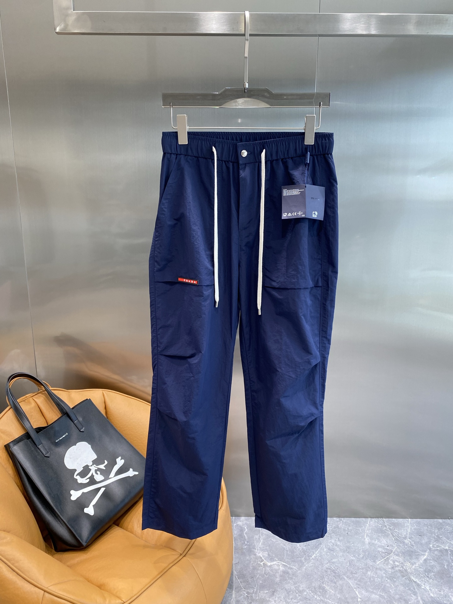 NO:873112,'Pujia' Prada overalls are navy blue and super elegant, classic and versatile. The elastic waist is matched with a white drawstring, which is comfortable and stylish. The small red logos on the pockets on both sides are full of details, individual and eye-catching. The pants have a neat shape, and the straight design does not pick on the leg shape. M-4XL,, prada, prada,19860909《普家》 普拉达工装裤藏蓝色超显气质,经典又百搭.松紧腰搭配白色抽绳,舒适又有设计感 .两侧口袋上的红色小标识,细节满满,个性又吸睛.裤子版型利落,直筒设计不挑腿型.M-4XL,,prada,prada,,Men's clothing