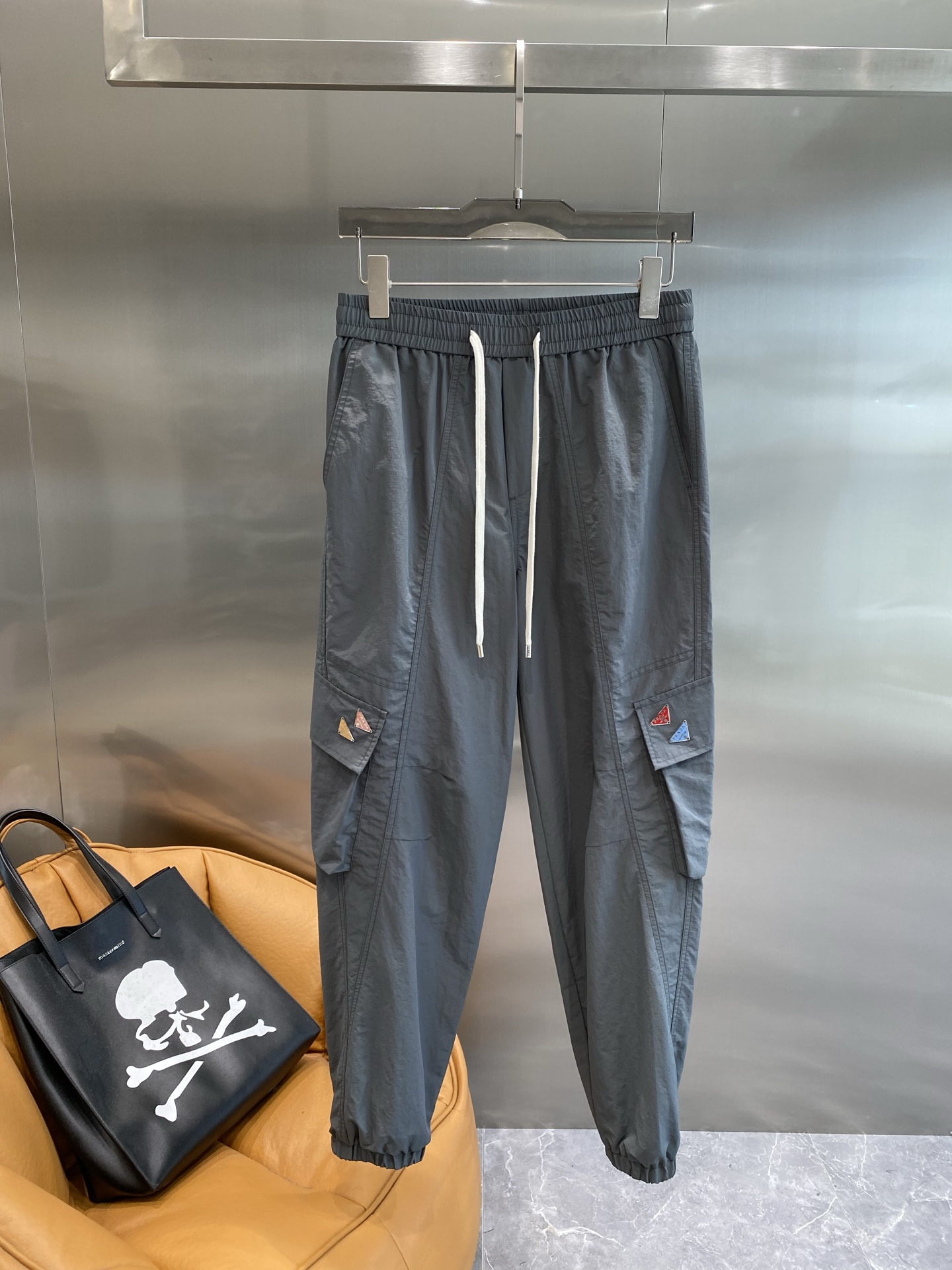 NO:873120,'Pujia' Prada overalls are dark gray, high-end and stain-resistant. The loose fit is comfortable and comfortable, and the leg-tie design makes the overall look neater. The white drawstring design is full of design, adding details and highlights. The colorful triangle decorations on the pockets on both sides are individual and playful. The fabric is crisp and textured, M-4XL,, prada, prada,19860909《普家》 普拉达工装裤 深灰色高级又耐脏,宽松的版型舒适自在,束脚设计让整体造型更利落 .白色抽绳设计感满满,增添细节亮点.两侧口袋上的彩色小三角装饰,个性又俏皮.面料挺括有质感,M-4XL,,prada,prada,,Men's clothing