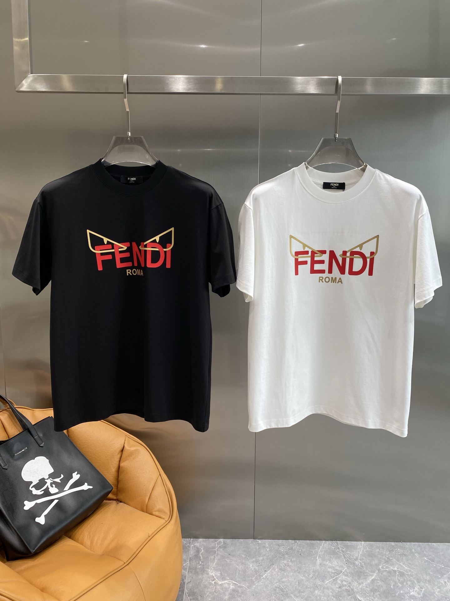 NO:443717,'Fen Family' Fendi T-shirt is simple and elegant, with the words 'FENDI' on the red bottom and yellow edges on the chest, and the playful little devil horn design above, which is full of personality and fashion sense. Loose style S-XXXL the next day, fendi, fendi, tees, t-shirt, alexander wang19860909《芬家》 Fendi T恤 简约又大气,胸前红底黄边的“FENDI”字样超醒目,搭配上方俏皮的小恶魔角设计,个性与时尚感拉满 .宽松版型S-XXXL隔天,,fendi,fendi,tees，t-shirt,alexander wang,Men's clothing
