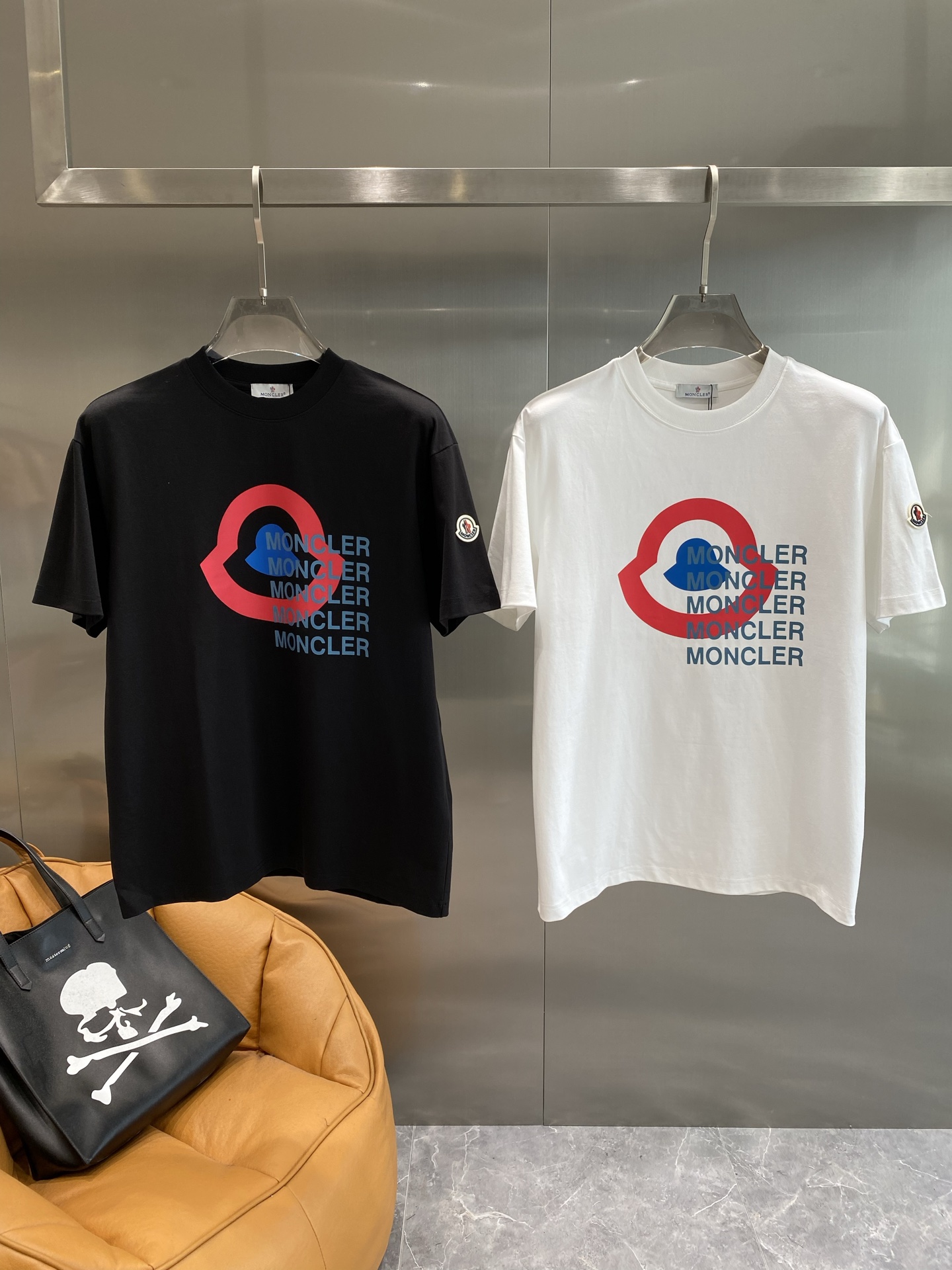 NO:443776,'Mengjia' Moncler T-shirt classic, with big red and blue color matching on the chest and repeated brand letters, full of design, personality and eye-catching. Loose style S-XXXL the next day, tees, t-shirt, alexander wang19860909《蒙家》 Moncler T恤经典,胸前红蓝配色的大logo和重复的品牌字母,设计感满满,个性又醒目 .宽松版型S-XXXL隔天,,tees，t-shirt,alexander wang,Men's clothing