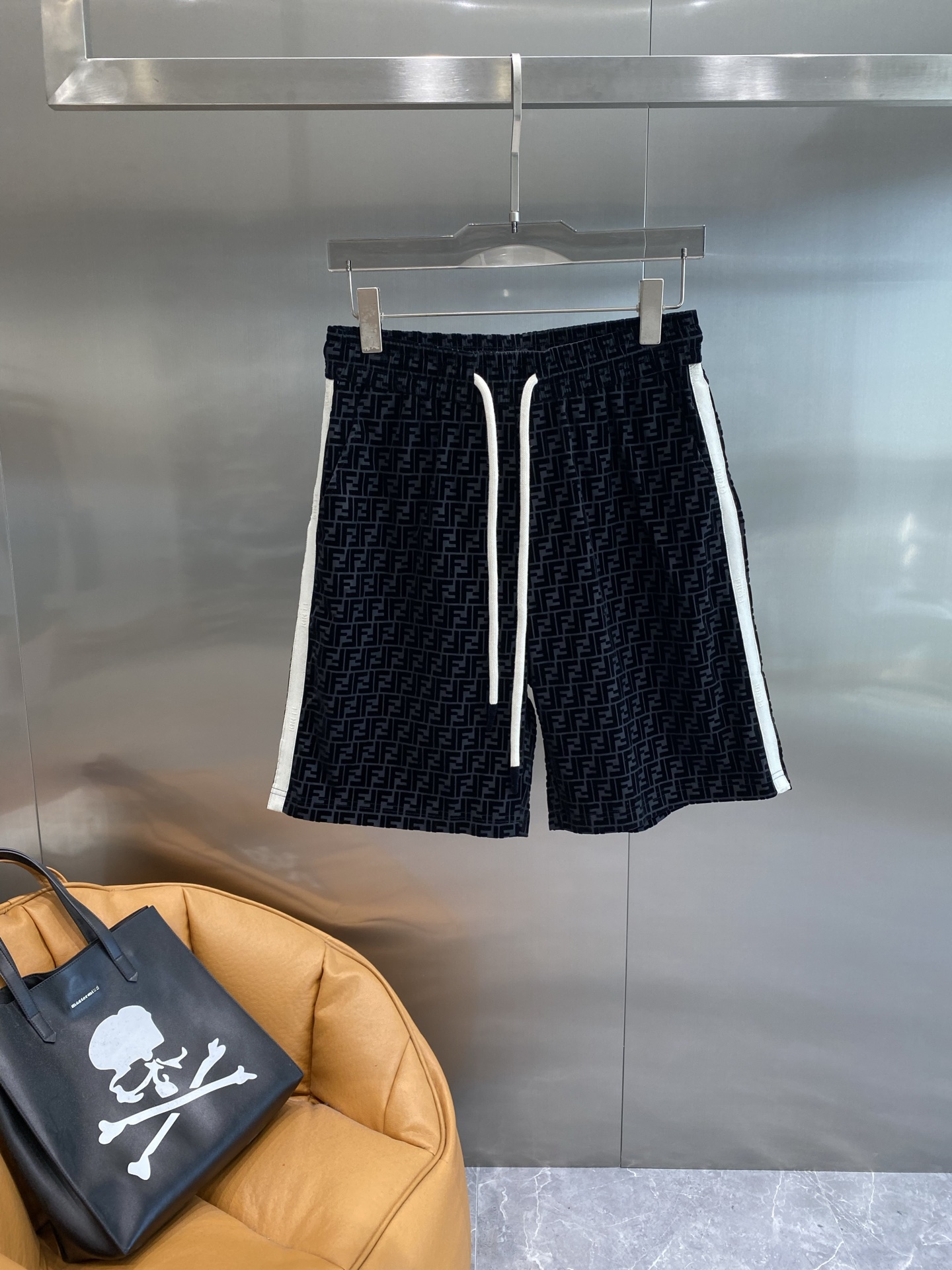 NO:448859,'Fenjia' Fendi shorts are classic black, full of FF letter patterns, simple and high-end, and the white stripes on the sides are the finishing touch. The drawstring design can freely adjust the elasticity and wear comfortably and conveniently. The fabric texture is excellent, M-3XL, fendi, fendi, shorts, alexander wang19860909《芬家》 Fendi短裤 经典黑色,上面满是FF 的字母图案,简约又高级,侧边的白色条纹更是点睛之笔 .抽绳设计可以自由调节松紧,穿着舒适又方便.面料质感超棒,M-3XL,,fendi,fendi,shorts,alexander wang,Men's clothing