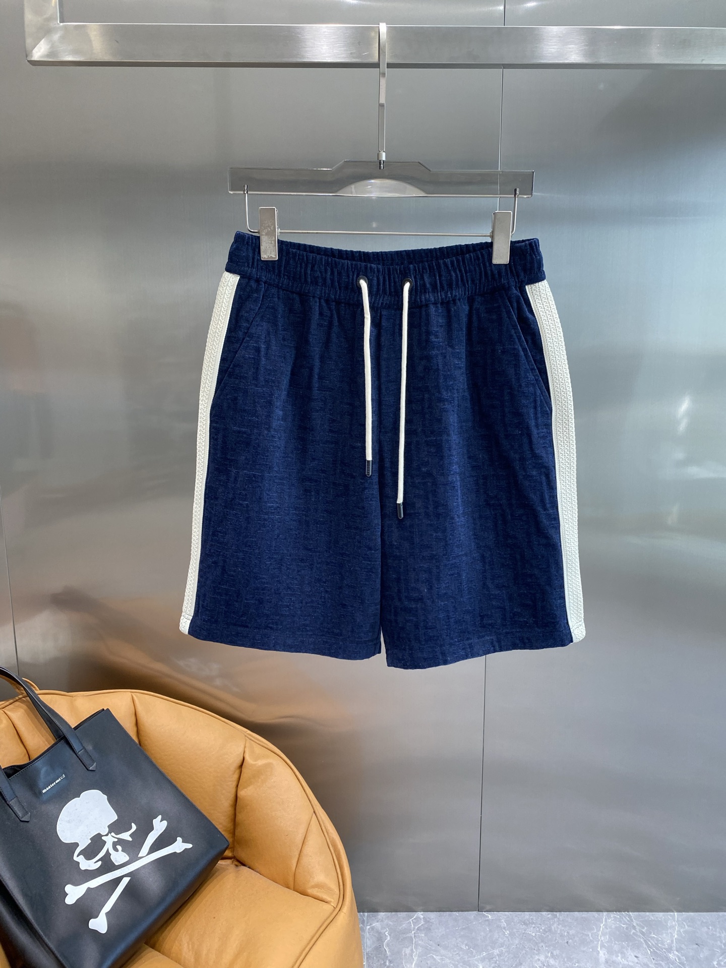 NO:443759,'Fenjia' Fendi dark blue shorts. The solid color design is simple and elegant, and the white stripes on the side are spliced, instantly enhancing the sense of fashion. The waist design of the drawstring is not only convenient to put on and take off, but also freely adjusting the tightness. The fabric feels soft and comfortable to touch, and is also very breathable. The next day, fendi, fendi, shorts, alexander wang19860909《芬家》 芬迪深蓝色短裤.纯色的设计简约大方,侧边白色的条纹拼接,瞬间提升了时尚感 .抽绳的腰部设计,不仅方便穿脱,还能自由调节松紧度.面料摸起来柔软舒适,透气性也很好.M-3XL隔天,,fendi,fendi,shorts,alexander wang,Men's clothing