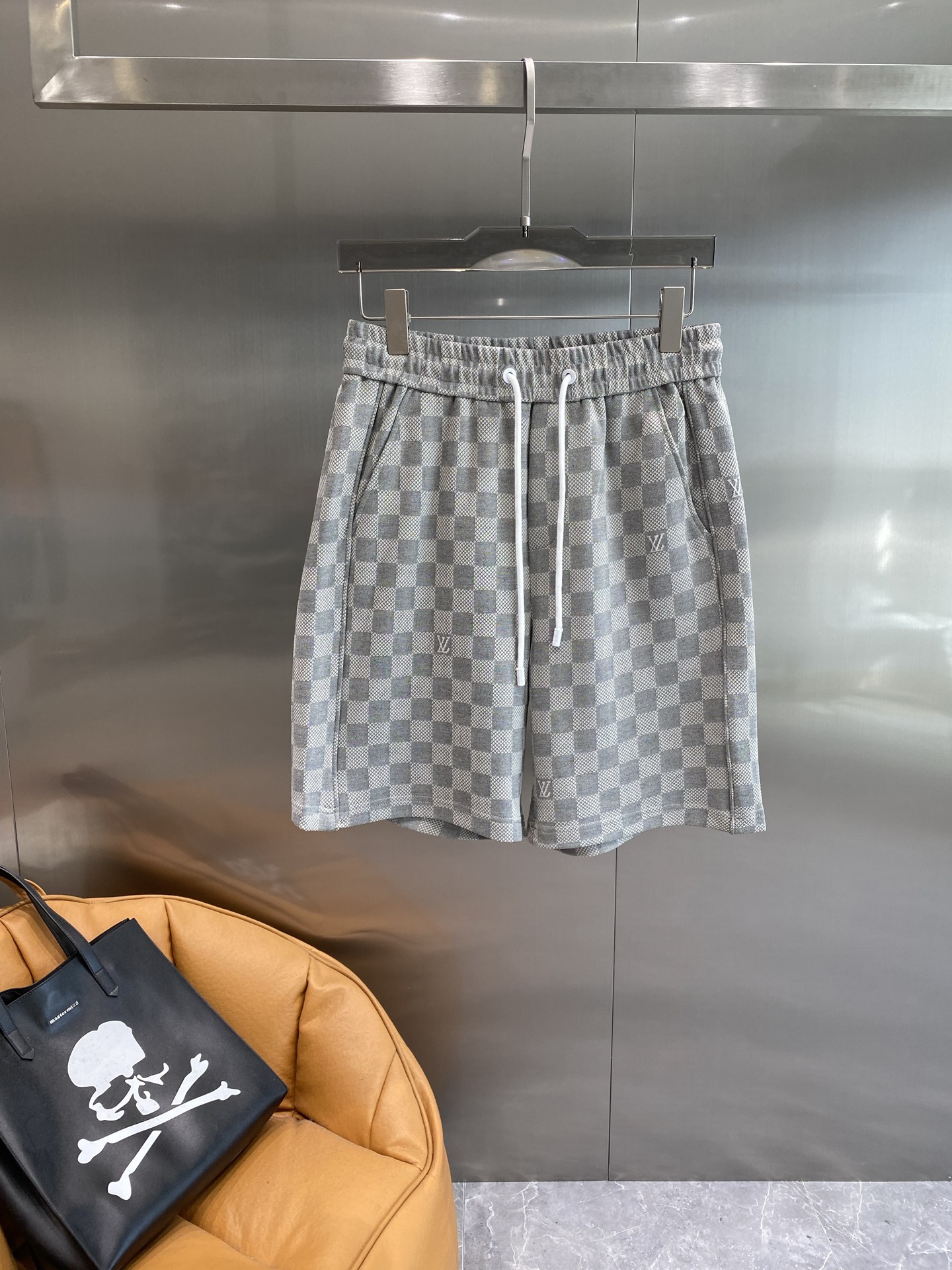 NO:448867,'Donkey' LV checkerboard shorts Classic gray and white checkerboard pattern, retro and fashionable, the low-key 'LV' logo on it is the finishing touch. Drawstring waist design, comfortable and comfortable to wear, M-3XL the next day, louis vuitton, louis vuitton, louis vuitton, louis vuitton, shorts, alexander wang19860909《驴家》 LV棋盘格短裤 经典的灰白棋盘格图案,复古又时髦,上面低调的“LV”标识更是点睛之笔 .抽绳腰设计,穿着舒适自在,M-3XL隔天,,louis vuitton,louis vuitton,louis vuitton,shorts,alexander wang,Men's clothing