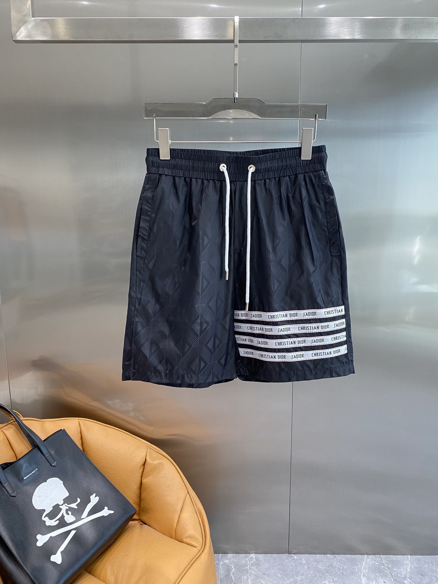 NO:443766,'Dijia' Dior shorts with black background color, exquisite dark patterns on it, and the white stripes printed with the words 'CHRISTIAN DIOR' on the side are even more eye-catching. The drawstring design is comfortable to wear and can be adjusted at will. The fabric is light and breathable, with a great texture M-3XL the next day, dior, dior, shorts, alexander wang19860909《迪家》 Dior短裤 黑色的底色,上面有精致的暗纹图案,侧边那几条印着“CHRISTIAN DIOR”字样的白色条纹,更是吸睛 .抽绳设计,穿着舒适还能随意调节.面料轻盈透气,质感超棒M-3XL隔天,,dior,dior,shorts,alexander wang,Men's clothing