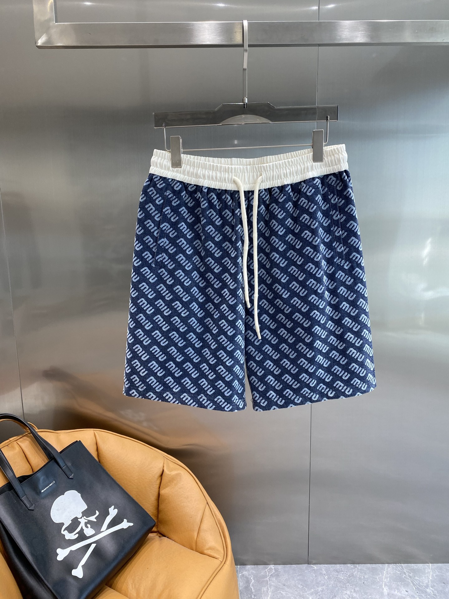NO:448873,'MIUMIU Home' Miu Miu shorts are super fashionable. The dark blue shorts are covered with exquisite letter jacquard. The fashionable feeling is full. The white waist and drawstring design are simple and generous. The elastic waist is comfortable and comfortable to wear, and you can also adjust the M-3XL at will. The next day, miumiu, shorts, alexander wang19860909《MIUMIU家》 Miu Miu短裤超时髦 深蓝色的短裤上布满了精致的字母提花 时尚感拉满,白色的腰部和抽绳设计,简约又大方 .松紧腰穿着舒适自在,还能随意调节M-3XL隔天,,miumiu,shorts,alexander wang,Men's clothing