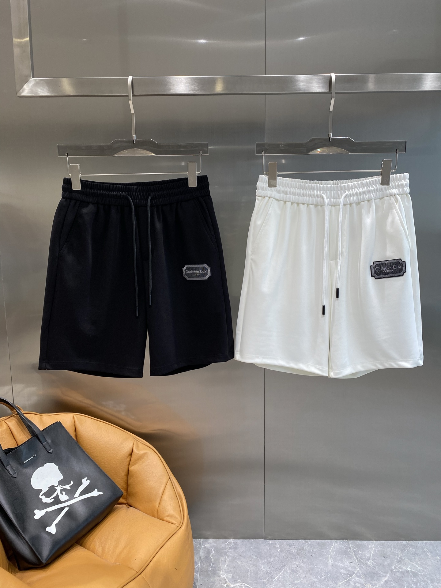 NO:443736,'Dijia' Dior shorts are full of high-end feel, simple and atmospheric, with an exquisite brand logo on the right, which shows unique taste in a low-key manner. The elastic waist and drawstring design are comfortable and comfortable to wear, and can be adjusted as you like. The fabric is soft and skin-friendly, M-3XL the next day, dior, dior, shorts, alexander wang19860909《 迪家》 迪奥 短裤高级感拉满 简约又大气,右侧有个精致的品牌标识,低调中彰显独特品味 .松紧腰加抽绳设计,穿着舒适自在,还能随心调节.面料柔软亲肤,M-3XL隔天,,dior,dior,shorts,alexander wang,Men's clothing