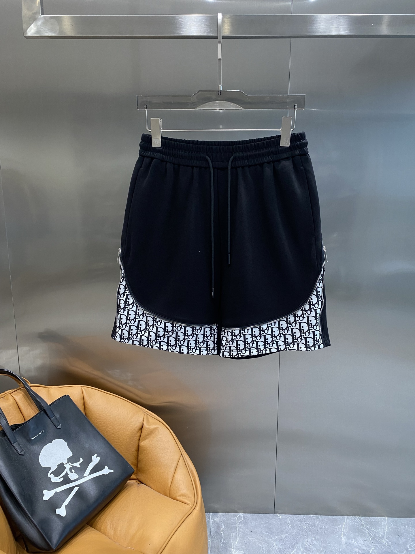 NO:474496,'Dijia' Dior shorts are super cool overall black, with black and white color matching brand elements pattern splicing on the bottom, and the design feels straightforward. The drawstring waist is easy to adjust, and it is comfortable to wear. The fabric is soft in skin and has good breathability. The next day, dior, dior, shorts, alexander wang19860909《 迪家》 Dior短裤 整体黑色超酷,底部黑白配色的品牌元素图案拼接,设计感直接拉满 .抽绳腰头方便调节,穿着舒适自在.面料亲肤柔软,透气性也很好.M-3XL隔天,,dior,dior,shorts,alexander wang,Men's clothing