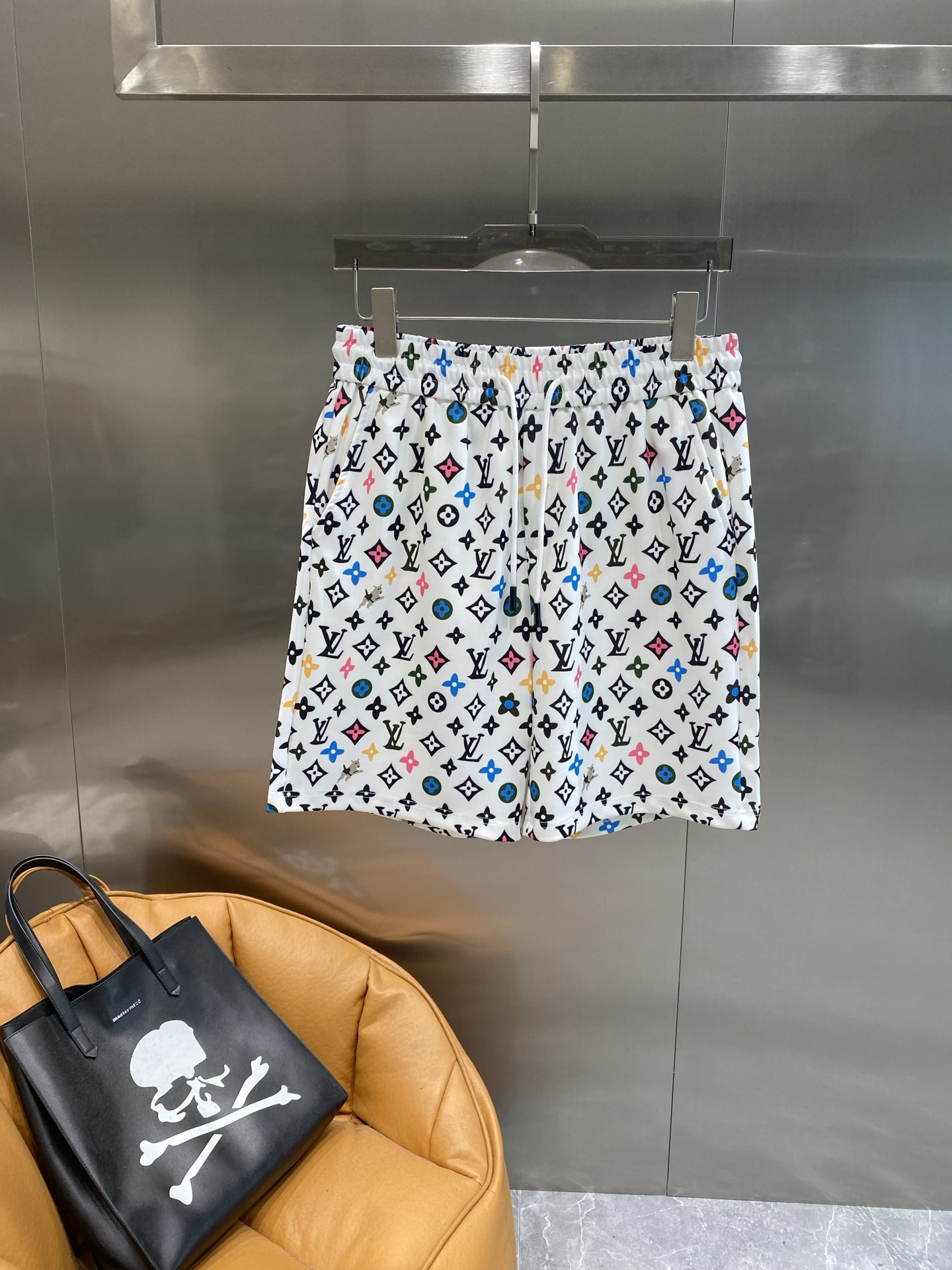 NO:474486,'Donkey' LV shorts are too eye-catching. The white shorts are super eye-catching, with colorful brand elements printed on them, full of vitality, and are simply the focus of summer streets. Elastic waist design, comfortable and comfortable to wear. M-3XL the next day, louis vuitton, louis vuitton, louis vuitton, shorts, alexander wang19860909《 驴家》 LV短裤太亮眼 白色短裤超吸睛,上面满印着彩色的品牌元素图案,活力满满,简直是夏日街头的焦点 .松紧腰设计,穿着舒适自在,M-3XL隔天,,louis vuitton,louis vuitton,louis vuitton,shorts,alexander wang,Men's clothing