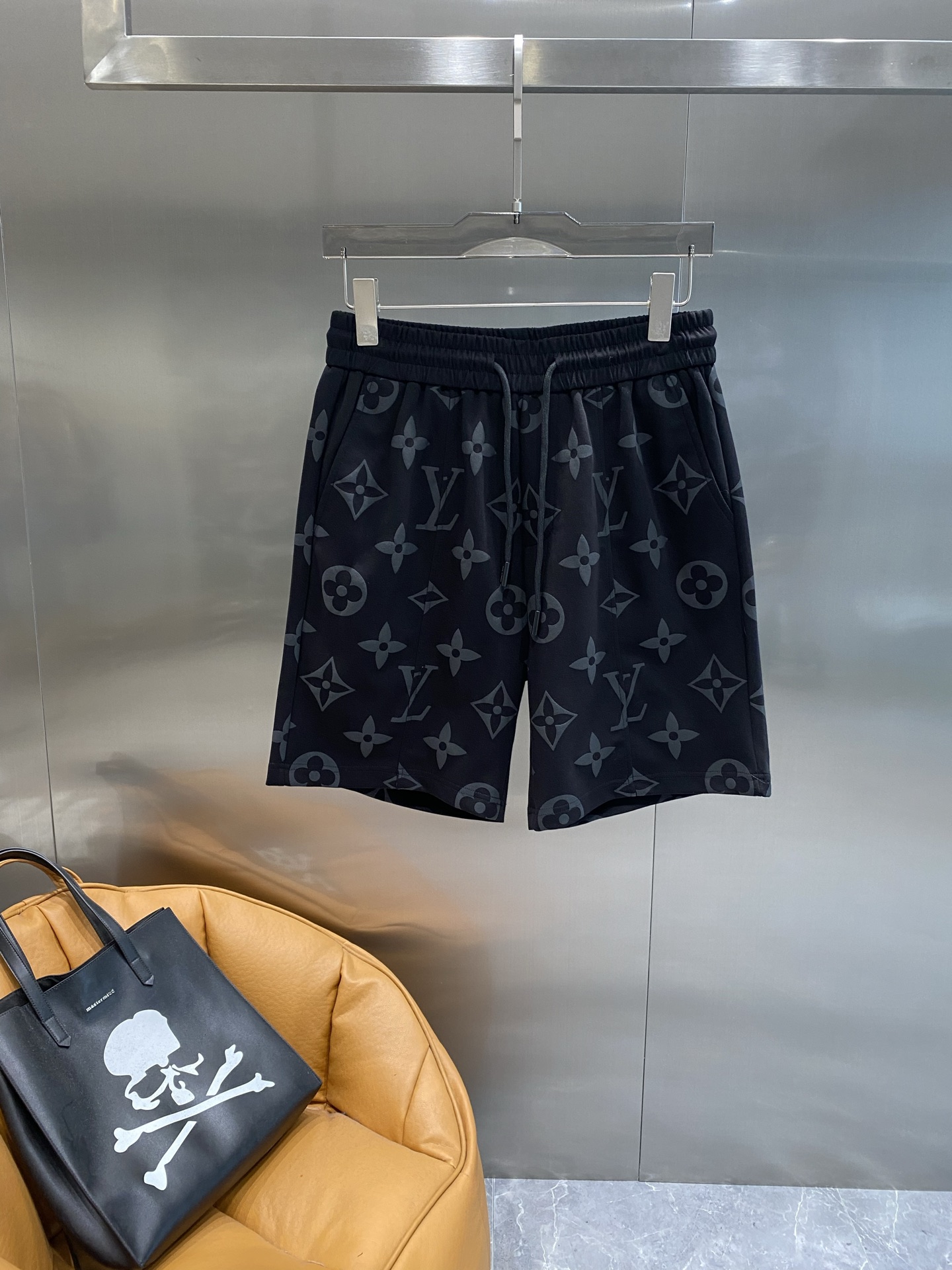 NO:474491,'Donkey' LV shorts are super stylish. The black shorts are full of texture, with low-key and exquisite brand elements printed on them, highlighting unique taste. The drawstring waist design can adjust elasticity according to your needs, and be comfortable and comfortable to wear. The fabric is skin-friendly and breathable. The next day, louis vuitton, louis vuitton, louis vuitton, shorts, alexander wang19860909《 驴家》 LV短裤超有格调 黑色短裤质感满满,上面低调又精致的品牌元素印花,彰显着独特品味 .抽绳腰头设计,能根据自己的需求调节松紧,穿着舒适又自在.面料亲肤透气,M-3XL隔天,,louis vuitton,louis vuitton,louis vuitton,shorts,alexander wang,Men's clothing
