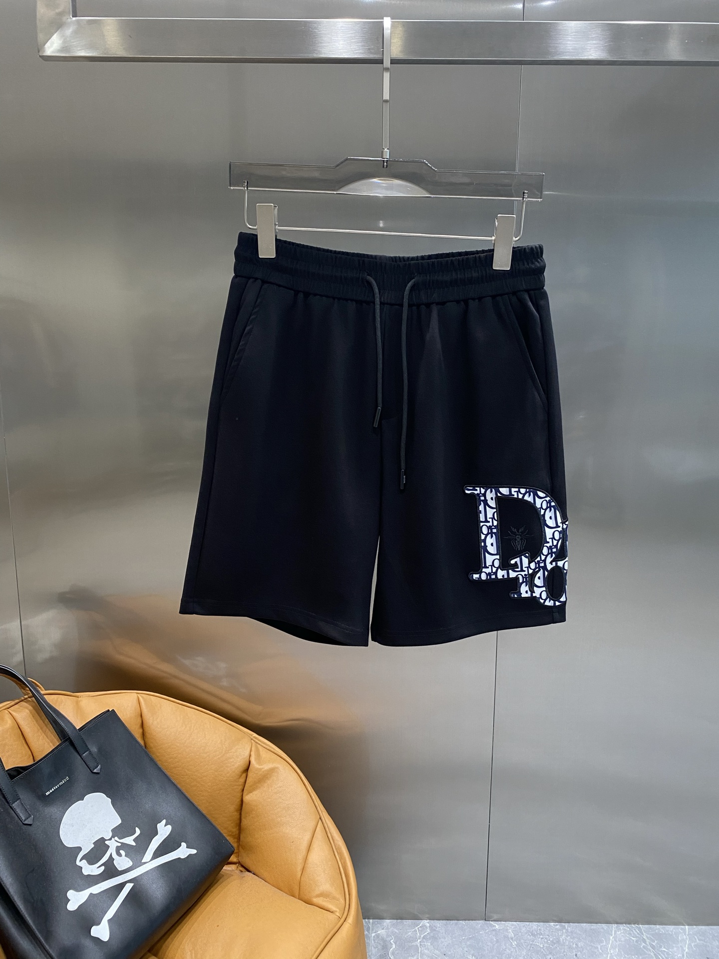 NO:474481,'Dijia' Dior shorts are super cool, pure black tone is classic and versatile, the big brand letter 'DIOR' on the right adopts a unique pattern design, which is super recognizable. The elastic waist is matched with drawstring, M-3XL the next day, dior, dior, shorts, alexander wang19860909《 迪家》 Dior短裤超酷 纯黑色调经典又百搭,右侧那大大的品牌字母“DIOR”,采用了独特的图案设计,超有辨识度 .松紧腰搭配抽绳,M-3XL隔天,,dior,dior,shorts,alexander wang,Men's clothing