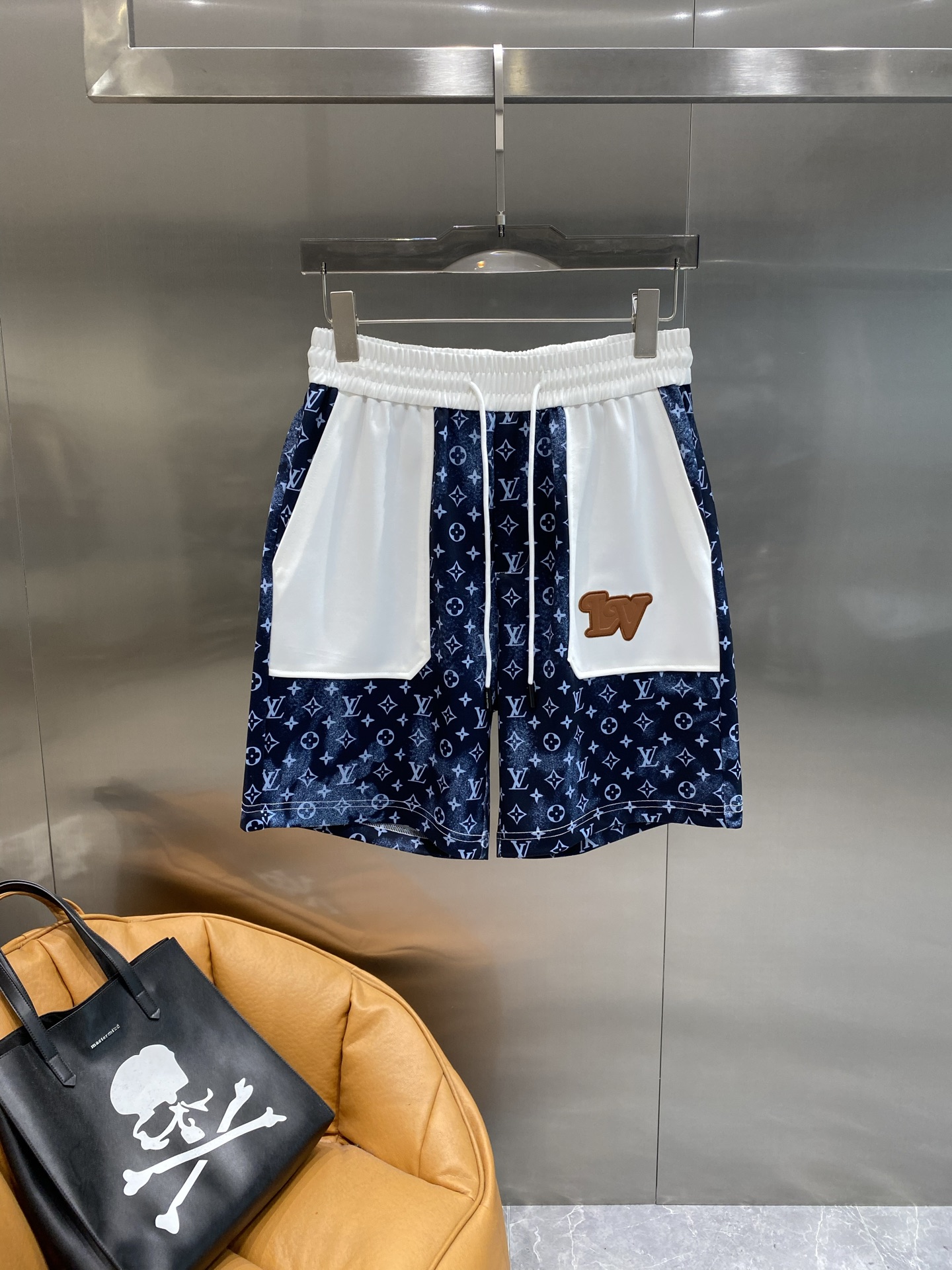 NO:474476,'Donkey' LV shorts are super eye-catching, blue and white, fresh and eye-catching, classic brand patterns are printed in the dark blue area, super recognizable, white pocket design is unique, drawstring waist, M-3XL the next day, louis vuitton, louis vuitton, louis vuitton, shorts, alexander wang19860909《 驴家》 LV短裤超吸睛蓝白配色清新又亮眼,经典的品牌图案满印在深蓝色区域,超有辨识度,白色的口袋设计独特,抽绳腰头,M-3XL隔天,,louis vuitton,louis vuitton,louis vuitton,shorts,alexander wang,Men's clothing