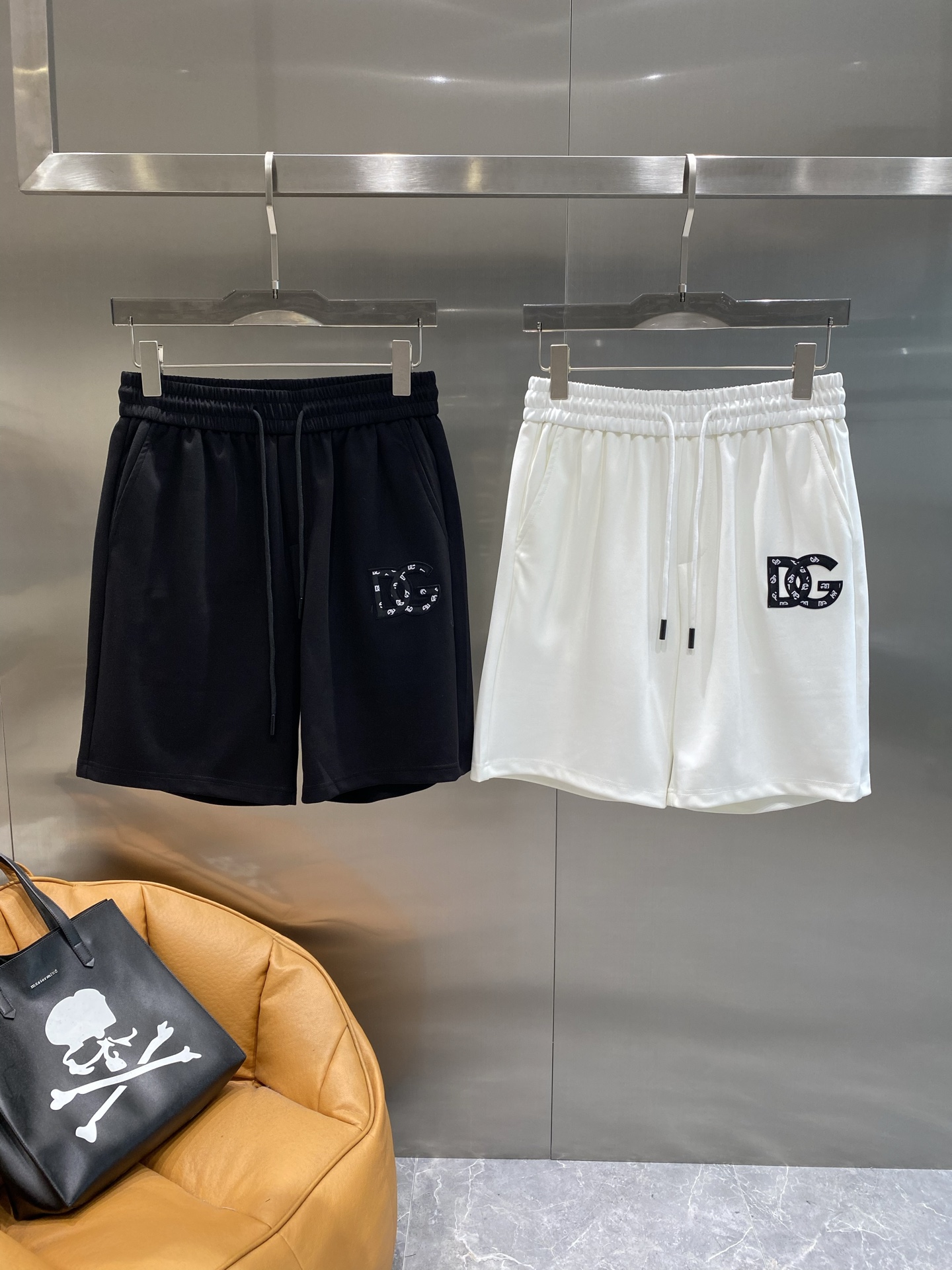 NO:474472,'DG Home' DG shorts elastic waist and drawstring design are comfortable to wear and can be adjusted at will. The unique 'DG' logo on the side is full of fashion sense. The fabric is soft and skin-friendly. M-3XL the next day, gucci, shorts, alexander wang19860909《 DG家》 DG短裤松紧腰搭配抽绳设计,穿着舒适还能随意调节.侧边独特的“DG”标志,时尚感满满 .面料柔软亲肤,M-3XL隔天,,gucci,shorts,alexander wang,Men's clothing