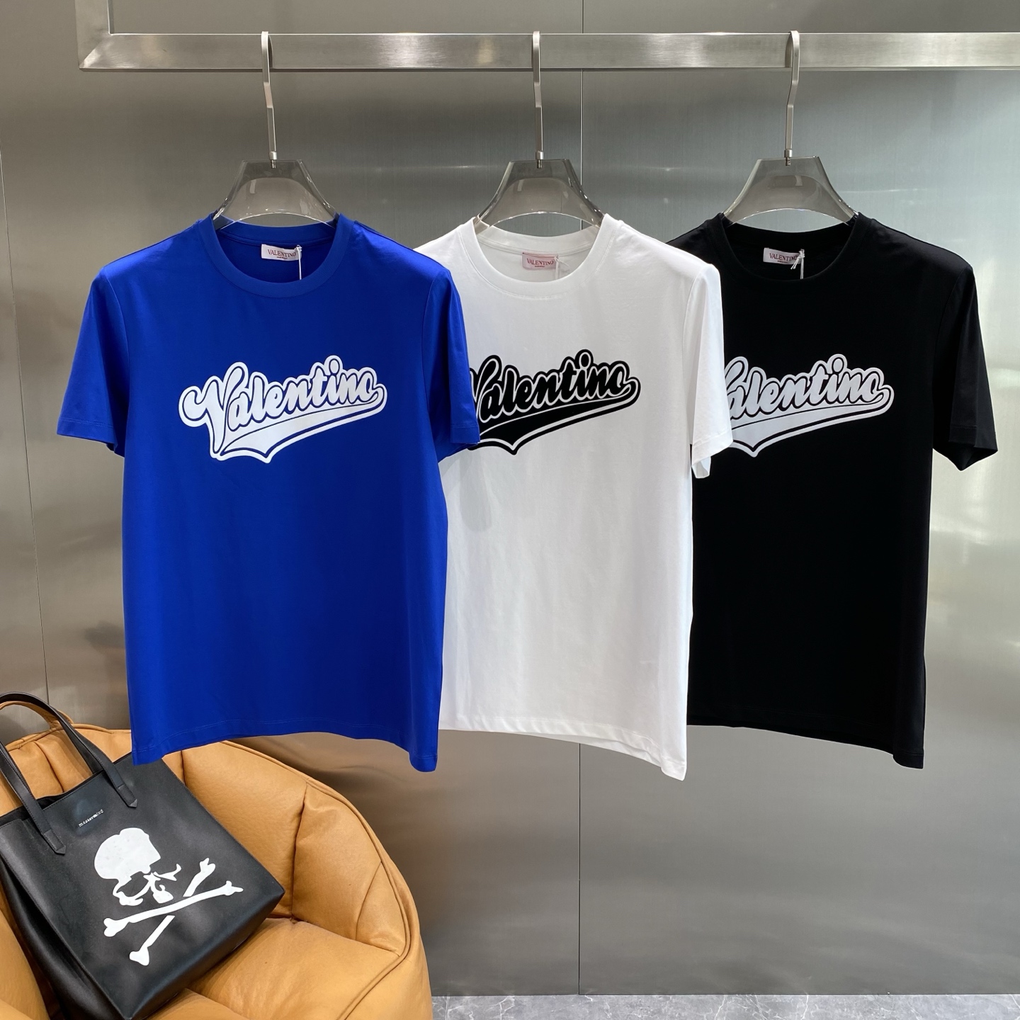 NO:445177,'Walentino' Valentino short-sleeved, simple and versatile, the unique black brand font on the chest is full of design, fashionable and eye-catching. The fabric is soft and skin-friendly, and has excellent breathability. The next day, valentino, valentino, T-shirt, alexander wang19860909《 华伦家》 Valentino短袖 简约又百搭,胸前那独特的黑色品牌字体,设计感满满,时尚又醒目 .面料柔软亲肤,透气性超棒,M-3XL隔天,,valentino,valentino,T-shirt,alexander wang,Men's clothing